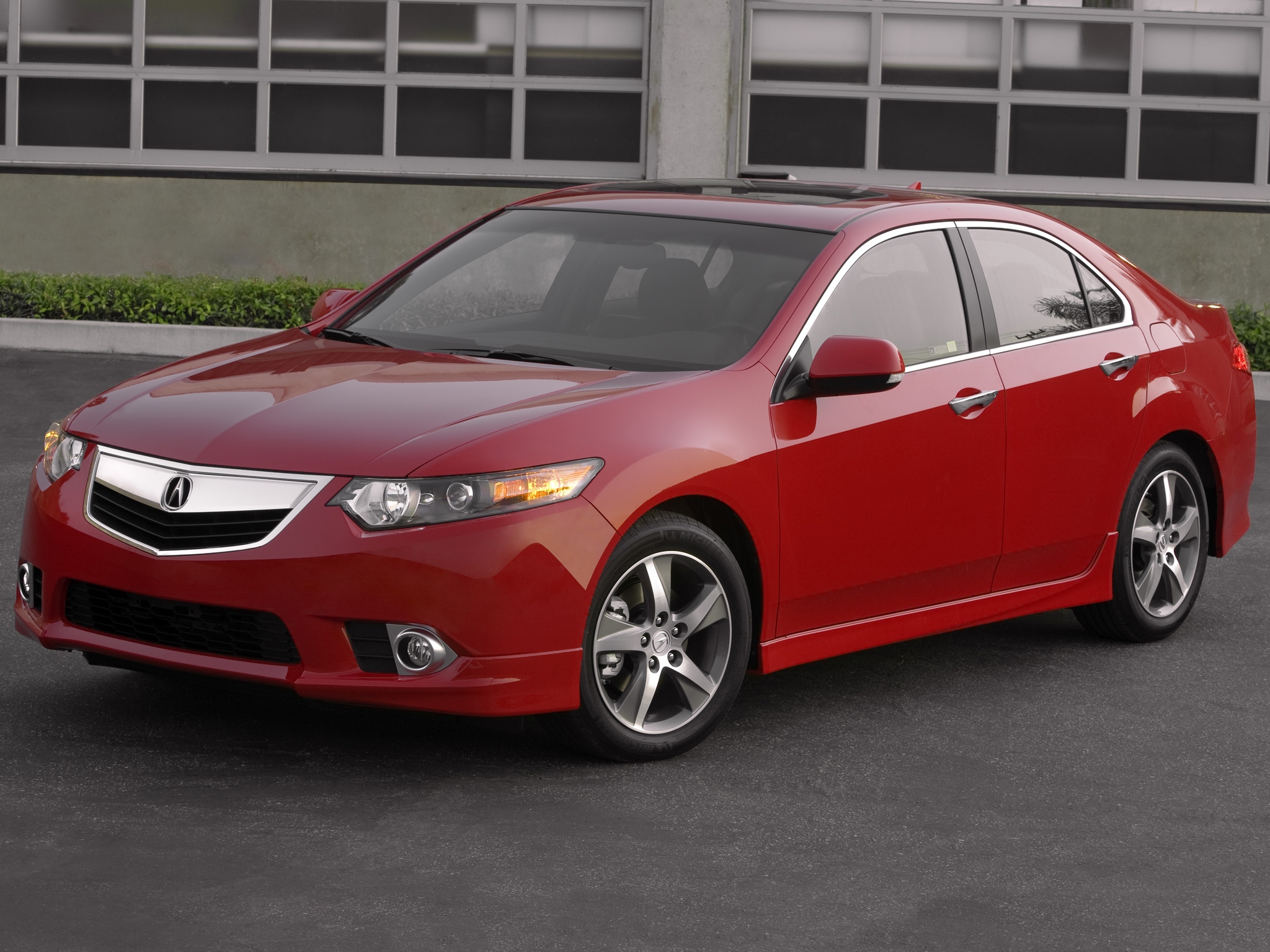 Скачать acura, tsx, 2011, красный, вид спереди, стиль, авто, акура, здание, трава, асфальт обои на рабочий стол