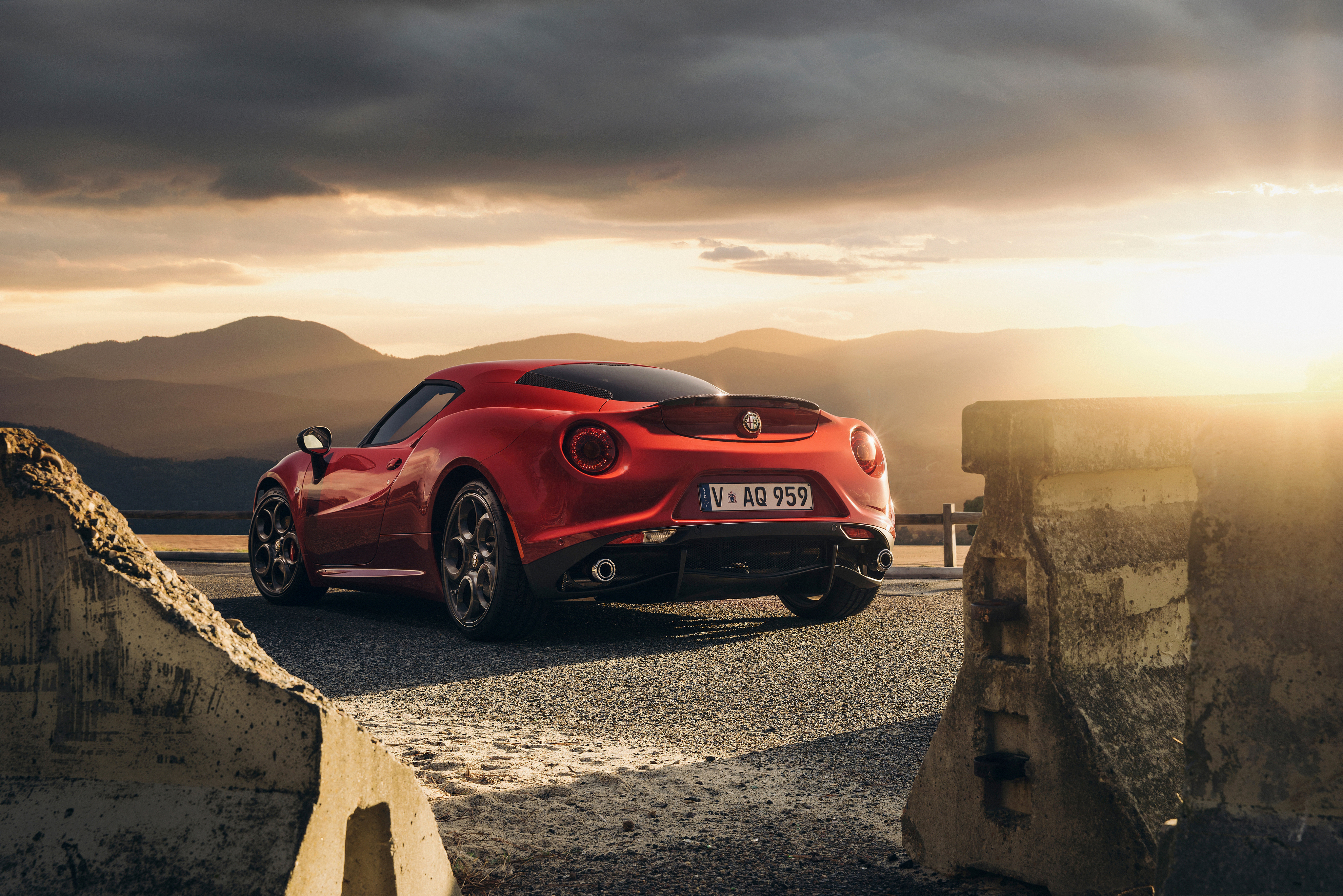 Скачать alfa-romeo, 4c, launch edition, красный, вид сзади обои на рабочий стол