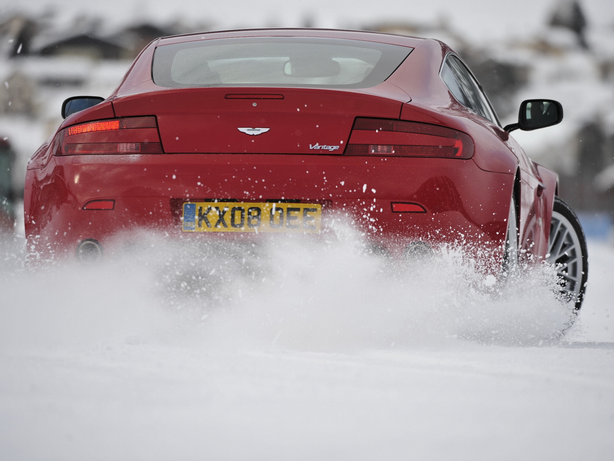 Скачать астон мартин, 2008, красный, вид сзади, стиль, aston martin, v8, дрифт, снег обои на рабочий стол