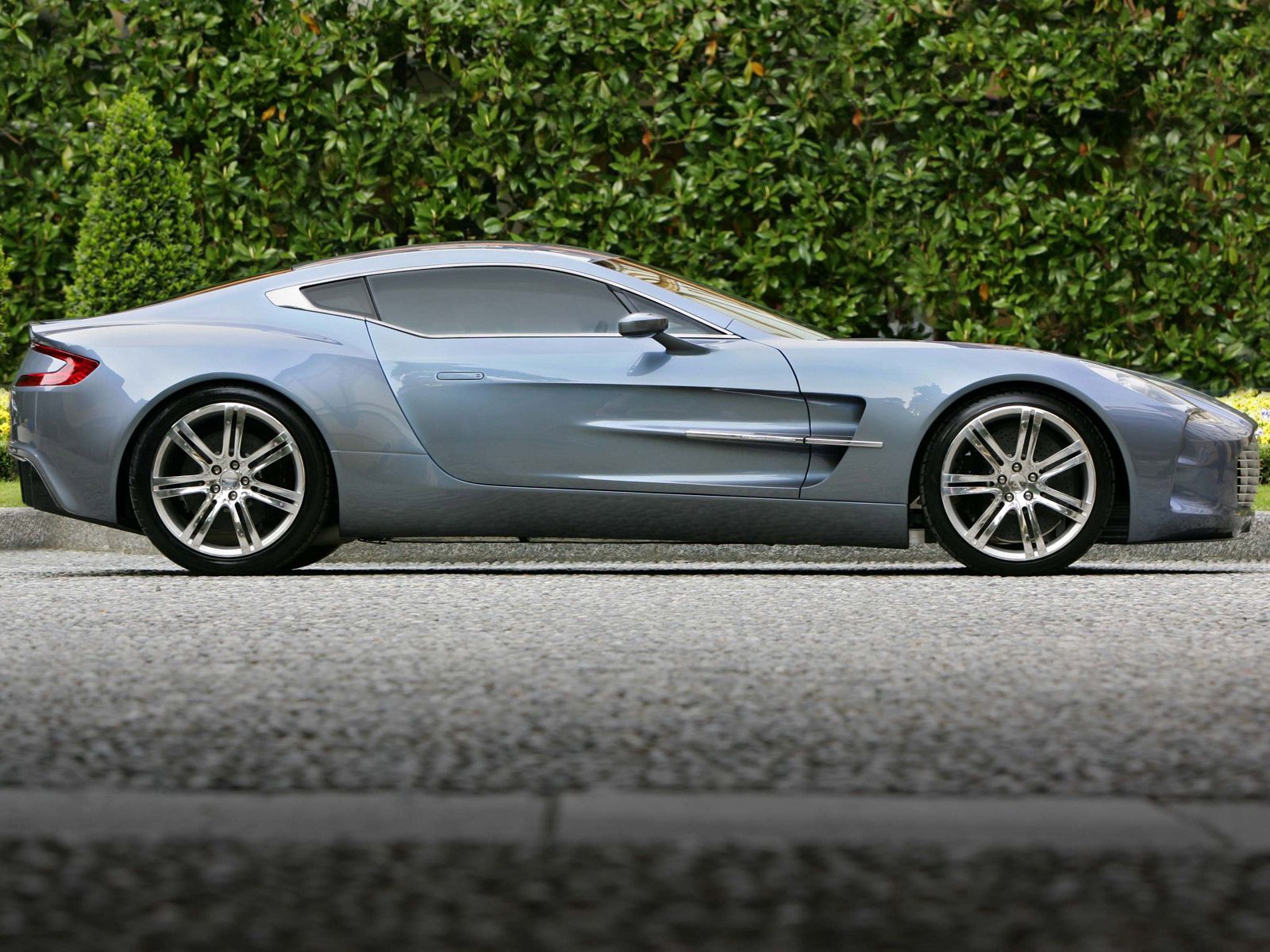 Скачать астон мартин, 2009, голубой, вид сбоку, спорт, aston martin, one-77, асфальт обои на рабочий стол