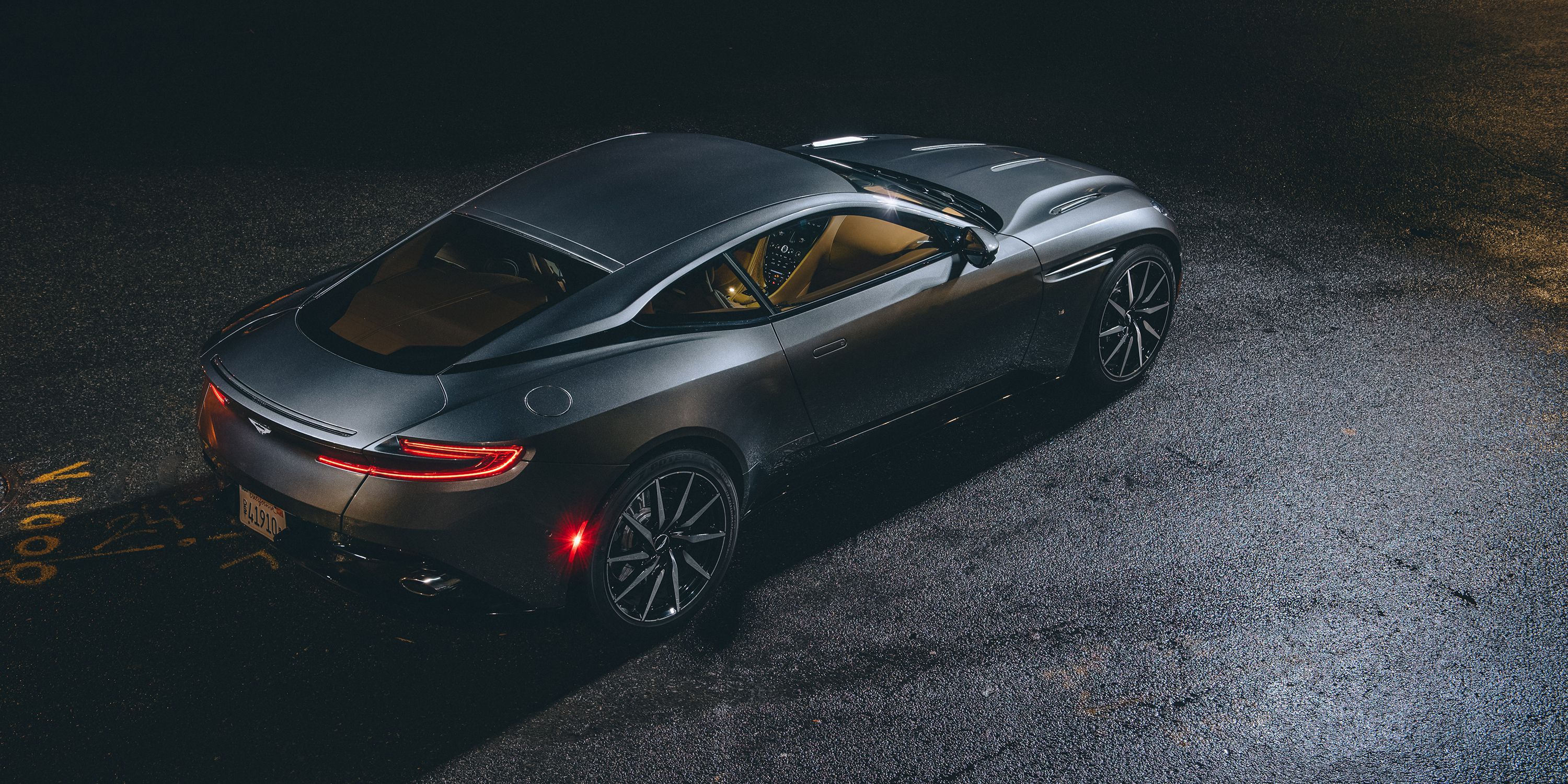 Скачать Aston Martin DB11 V12 обои на рабочий стол