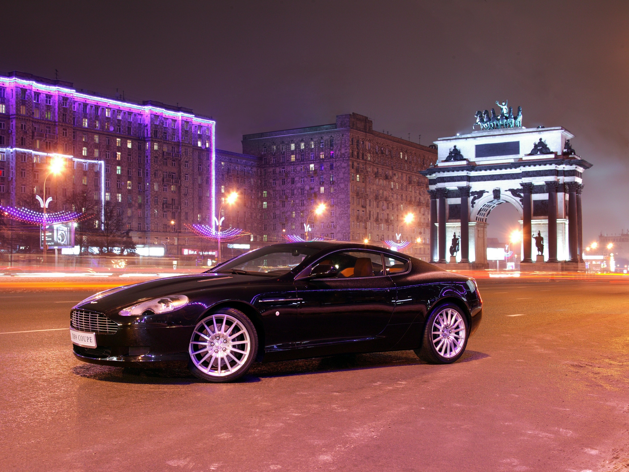 Скачать aston martin, db9, 2004, черный, вид сбоку, стиль, авто, астон мартин, дома, огни, город, асфальт обои на рабочий стол