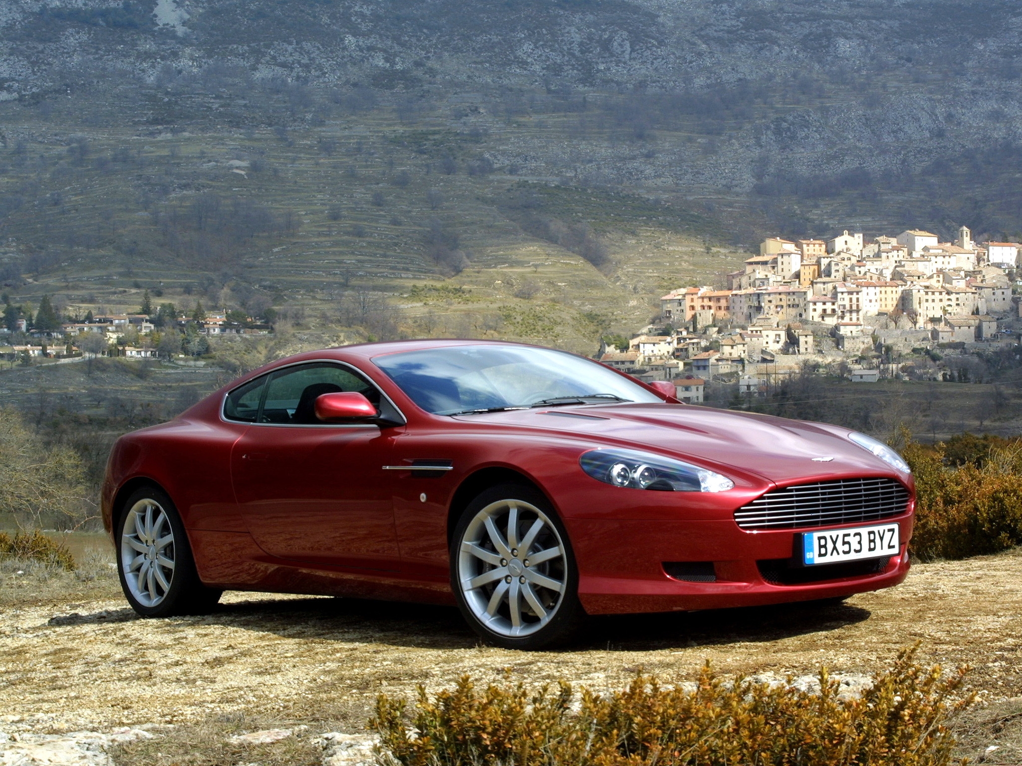 Скачать aston martin, db9, 2004, красный, вид сбоку, стиль, астон мартин, авто, природа, деревья, дома обои на рабочий стол