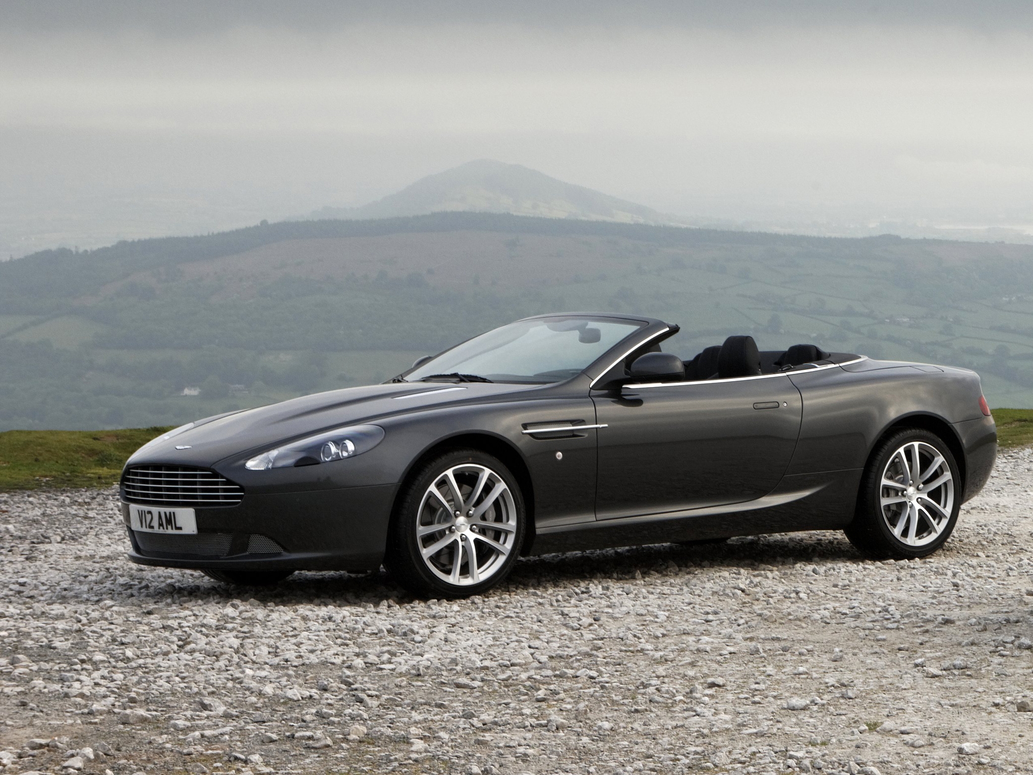 Скачать aston martin, db9, 2010, черный, вид сбоку, стиль, авто, астон мартин, спорт, природа, горы обои на рабочий стол