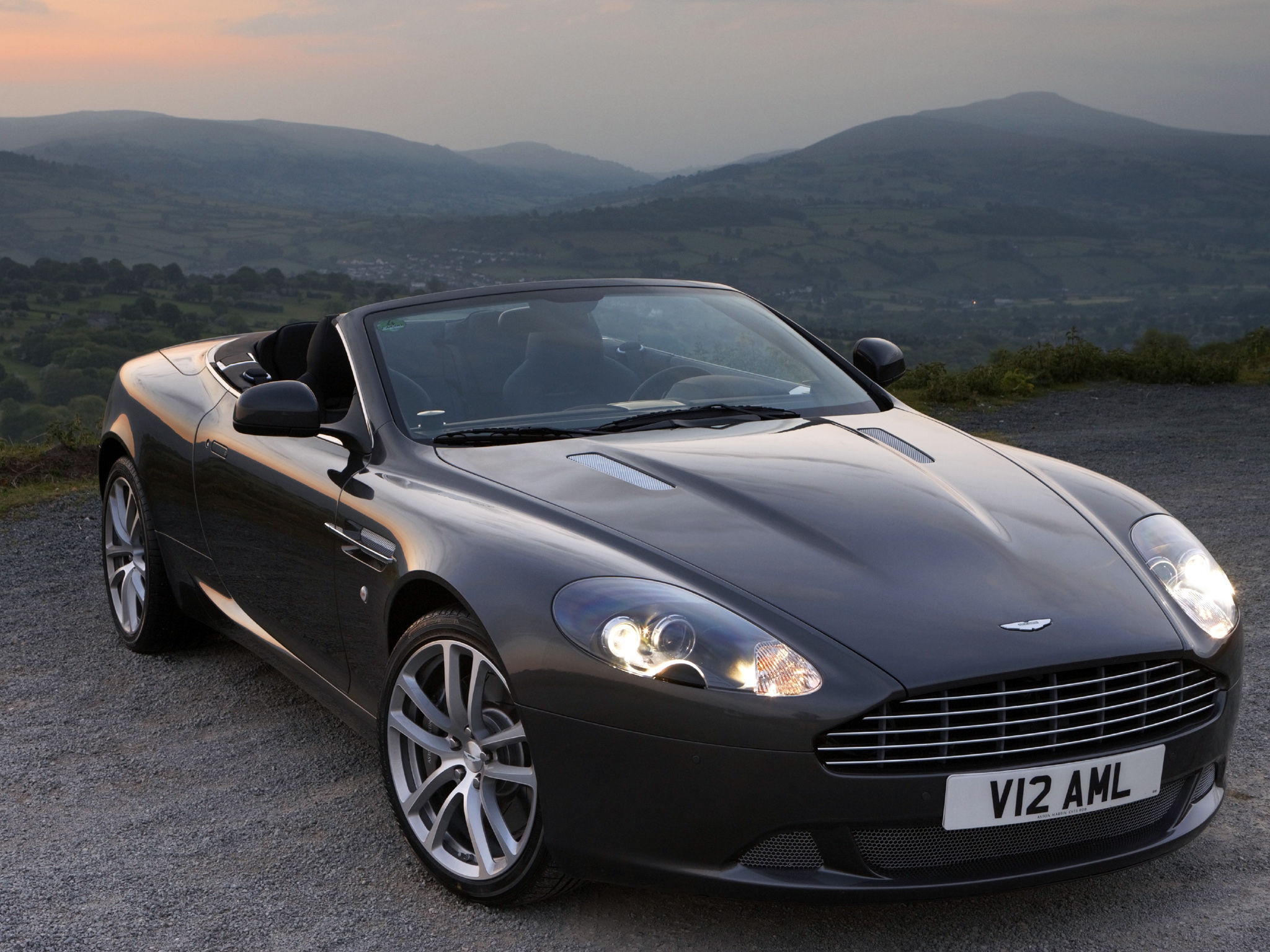 Скачать aston martin, db9, 2010, черный, вид спереди, стиль, авто, астон мартин, горы обои на рабочий стол