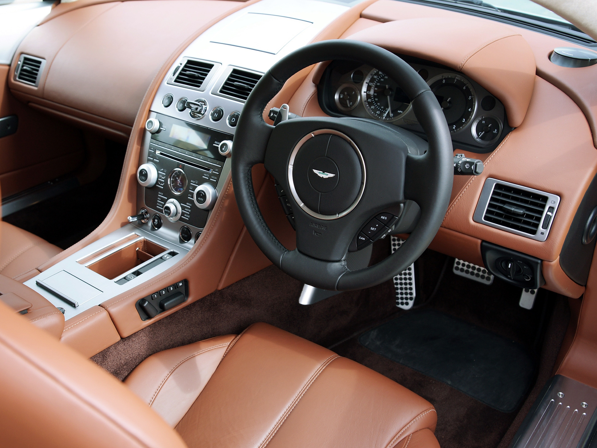 Скачать aston martin db9, 2010, коричневый, салон, кожа, интерьер, руль, спидометр обои на рабочий стол