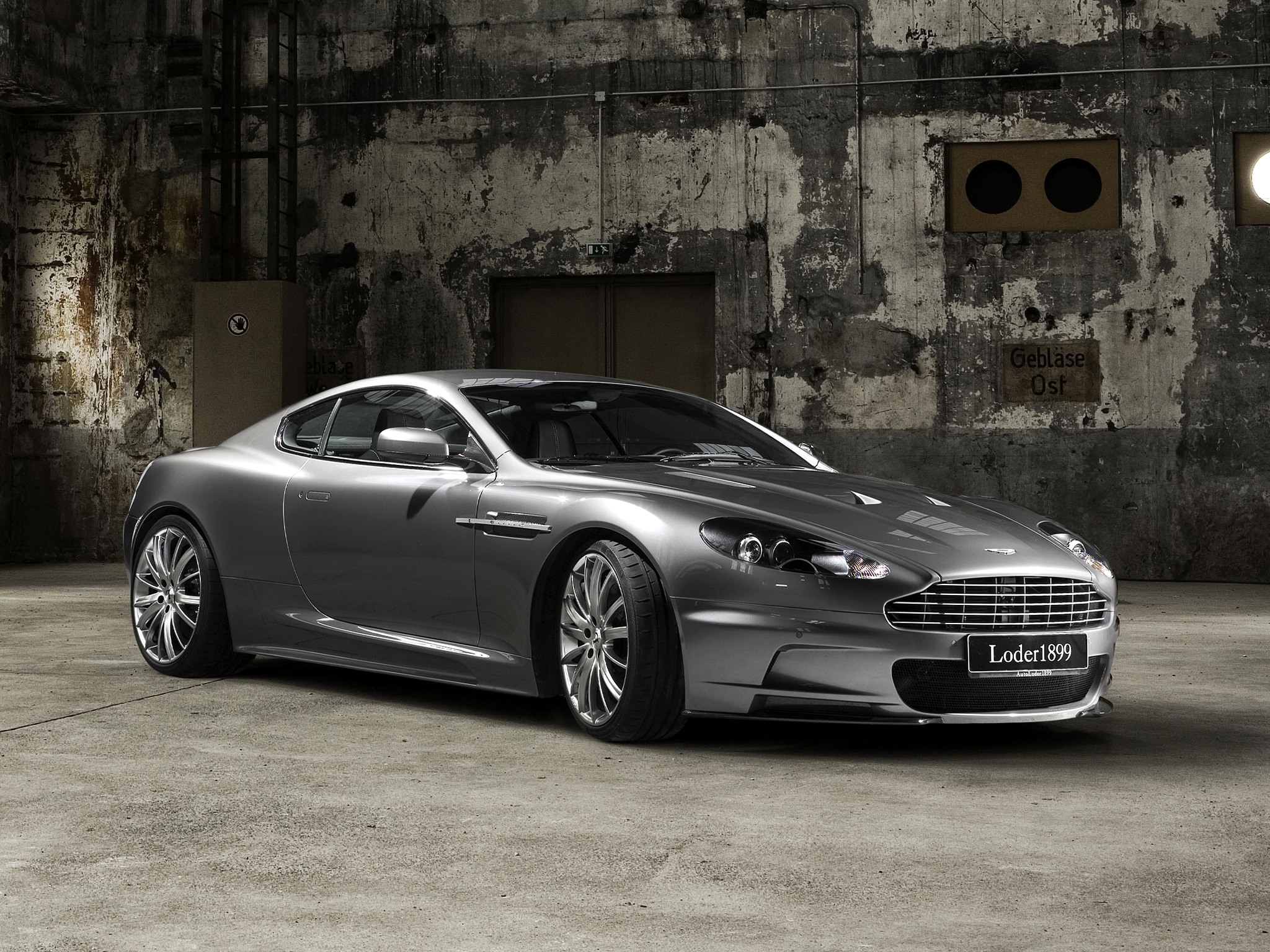 Скачать aston martin, dbs, 2009, серый, вид сбоку, авто, астон мартин, здание обои на рабочий стол