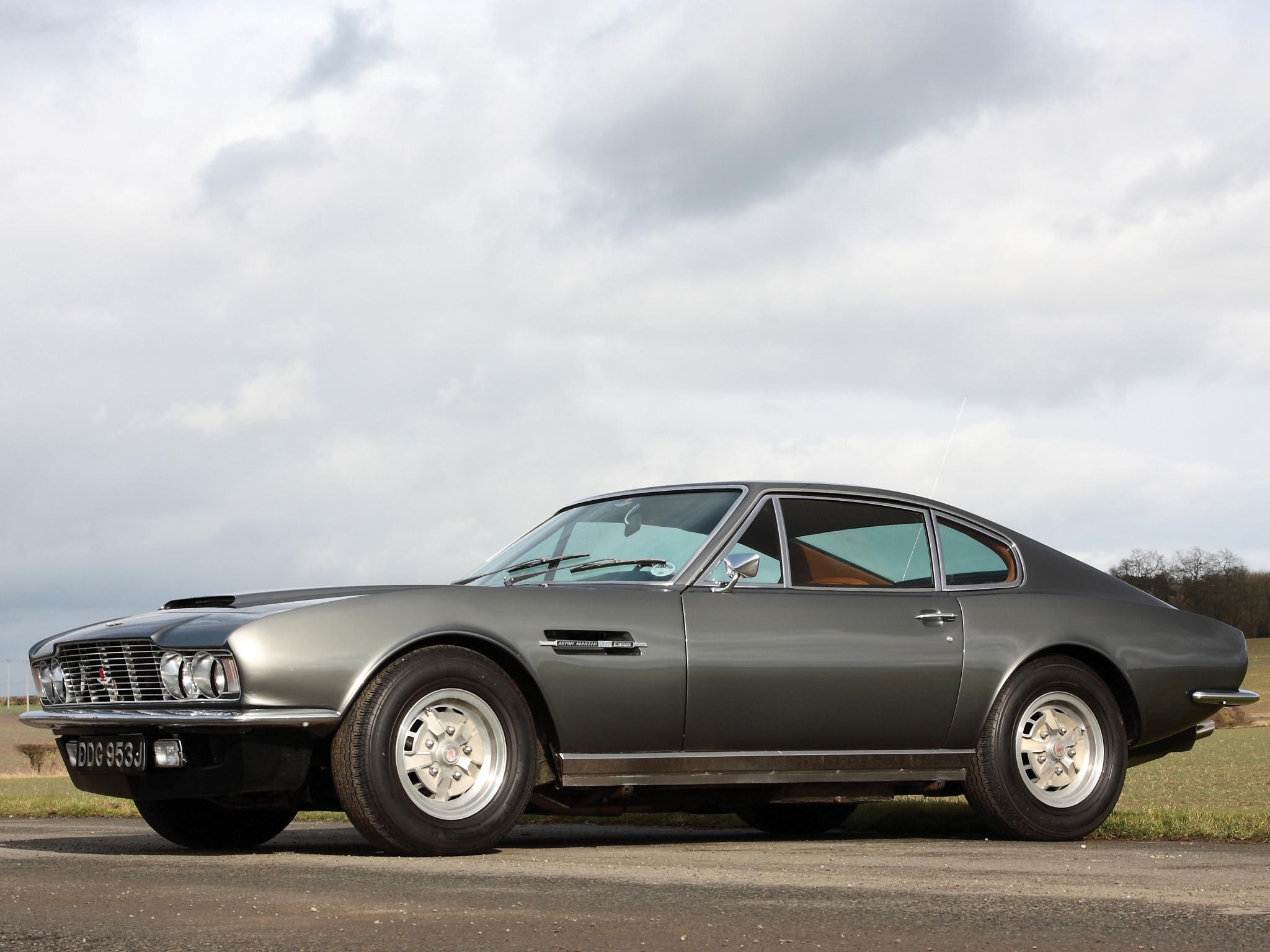 Скачать aston martin, dbs, v8, 1969, серый, вид сбоку, ретро, астон мартин, авто, небо, трава обои на рабочий стол