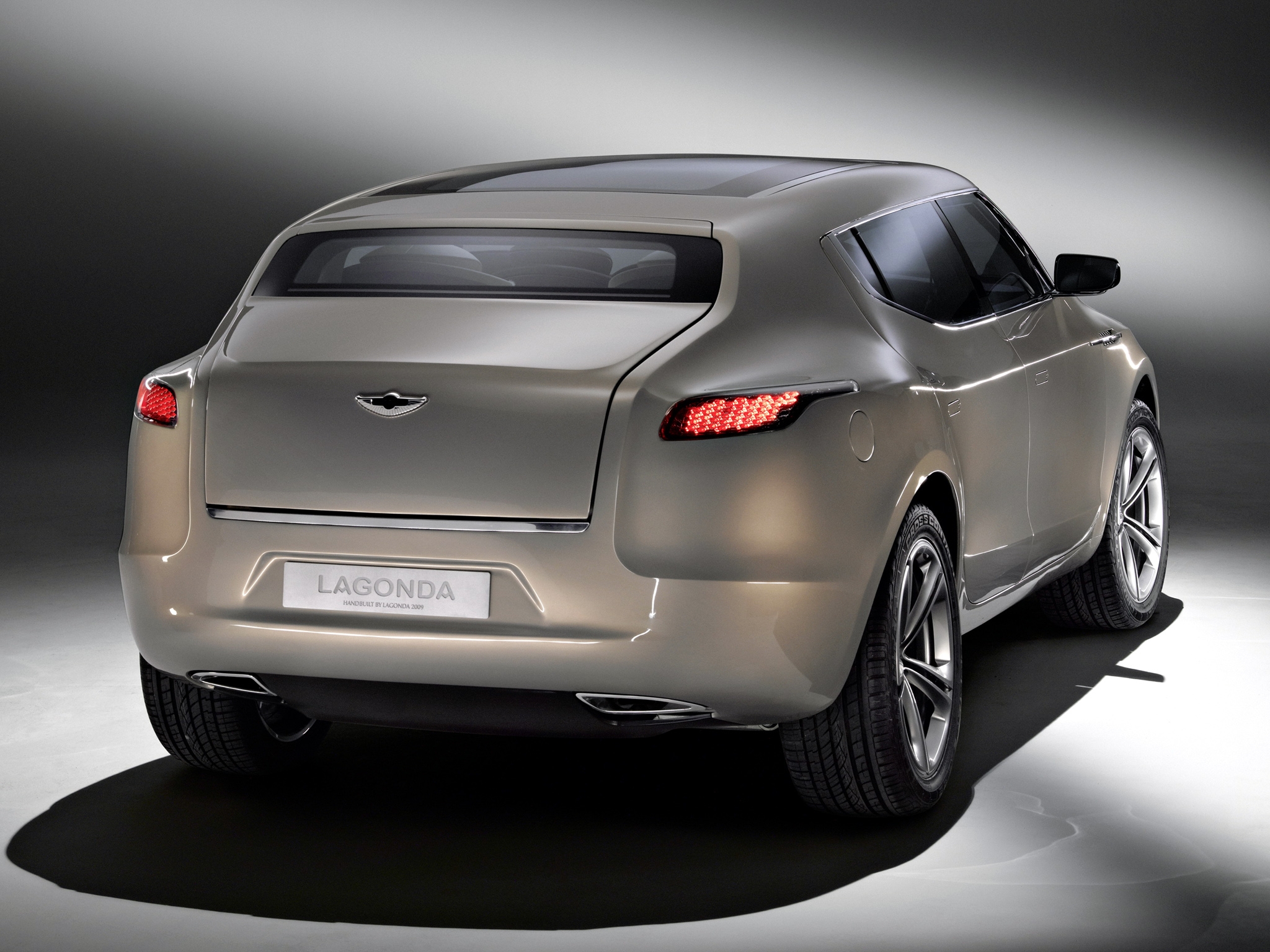 Скачать aston martin, lagonda, 2009, бежевый металлик, вид сзади, концепт кар, астон мартин, стиль обои на рабочий стол