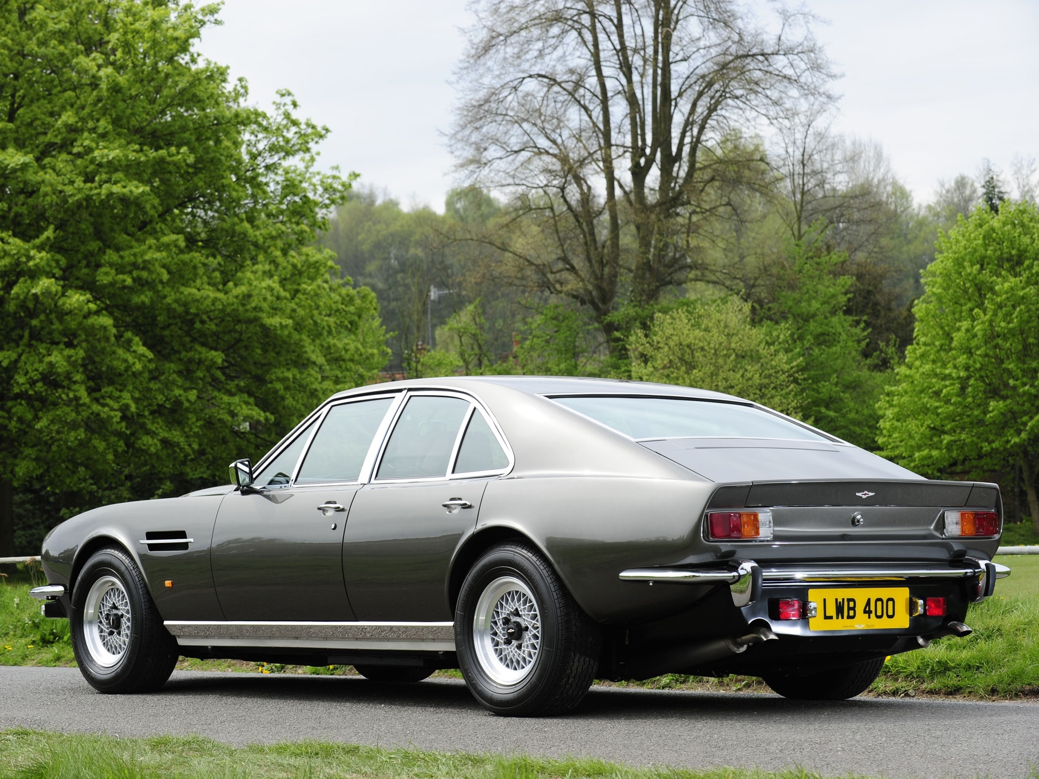 Скачать aston martin, lagonda, v8, 1974, серый, вид сбоку, авто, ретро, астон мартин, природа обои на рабочий стол