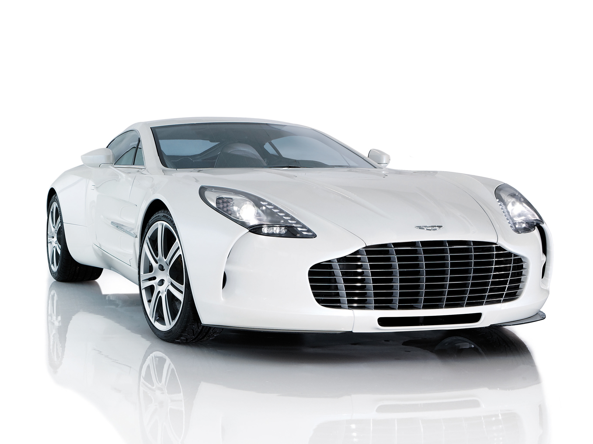 Скачать aston martin, one-77, 2009, белый, вид спереди, стиль, астон мартин, отражение обои на рабочий стол