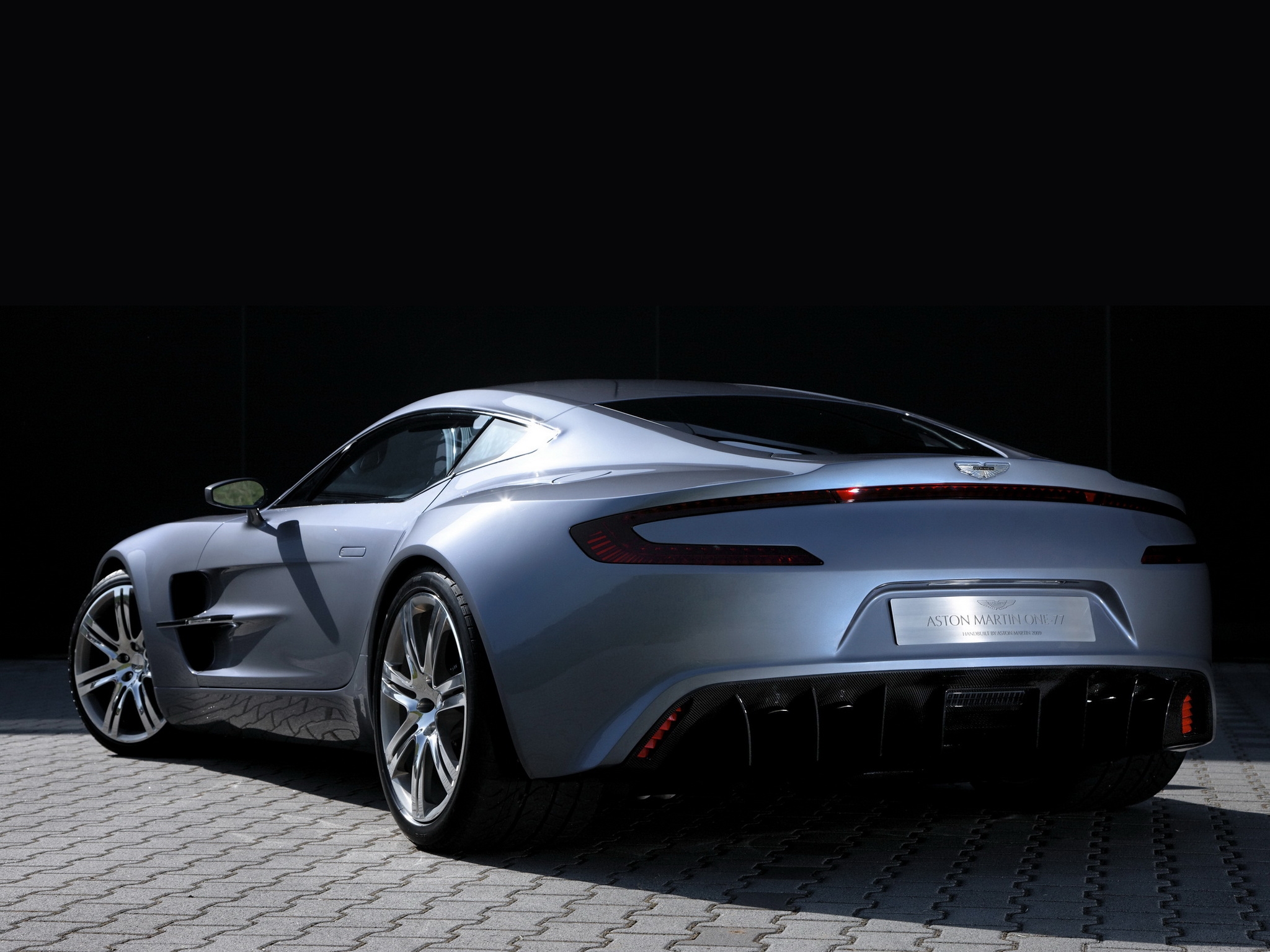 Скачать aston martin, one-77, 2009, серебряный металлик, вид сзади, стиль, астон мартин обои на рабочий стол