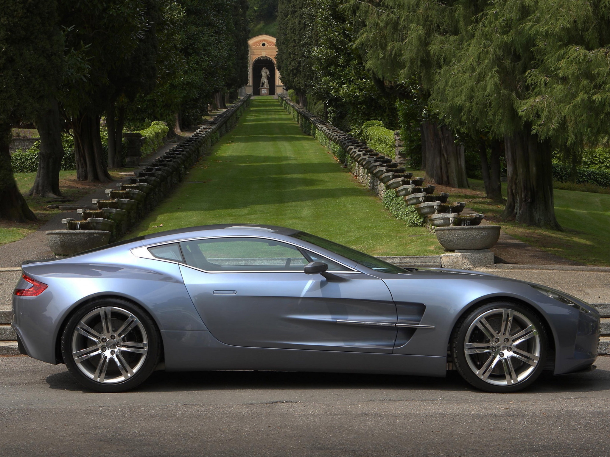 Скачать aston martin, one-77, 2009, синий металлик, вид сбоку, авто, астон мартин, природа обои на рабочий стол