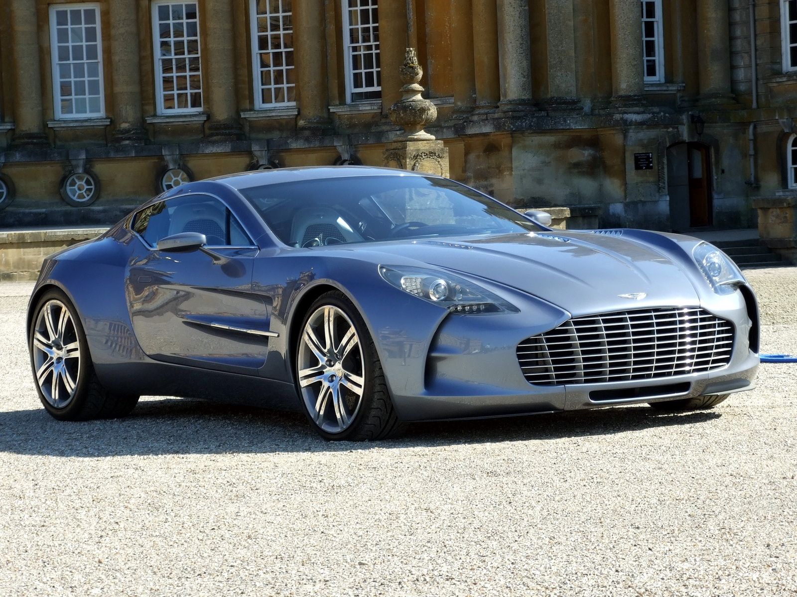 Скачать aston martin, one-77, 2009, синий, вид спереди, стиль, астон мартин, здание обои на рабочий стол