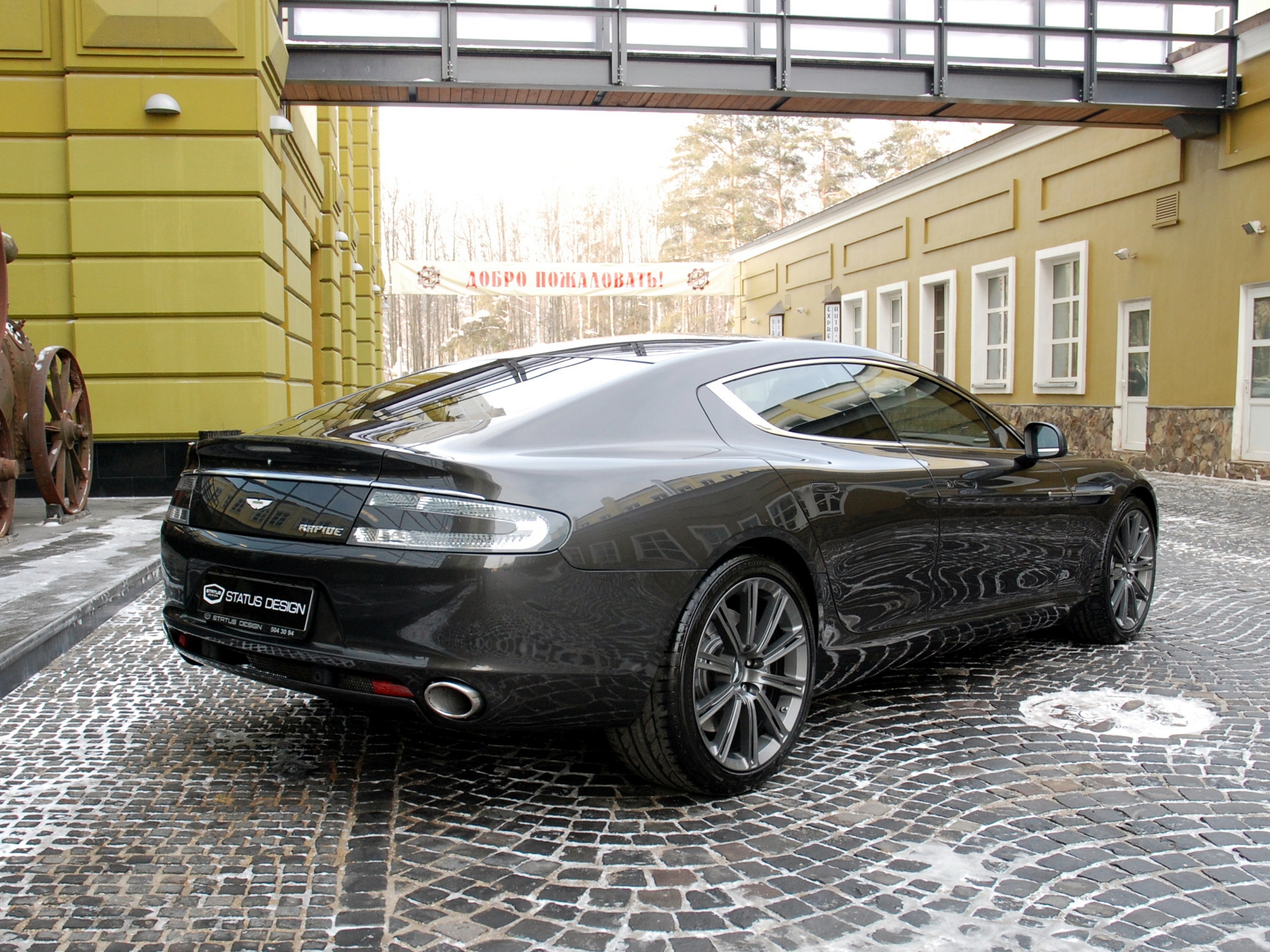 Скачать aston martin rapide, 2011, черный, вид сбоку, авто, астон мартин, здание обои на рабочий стол