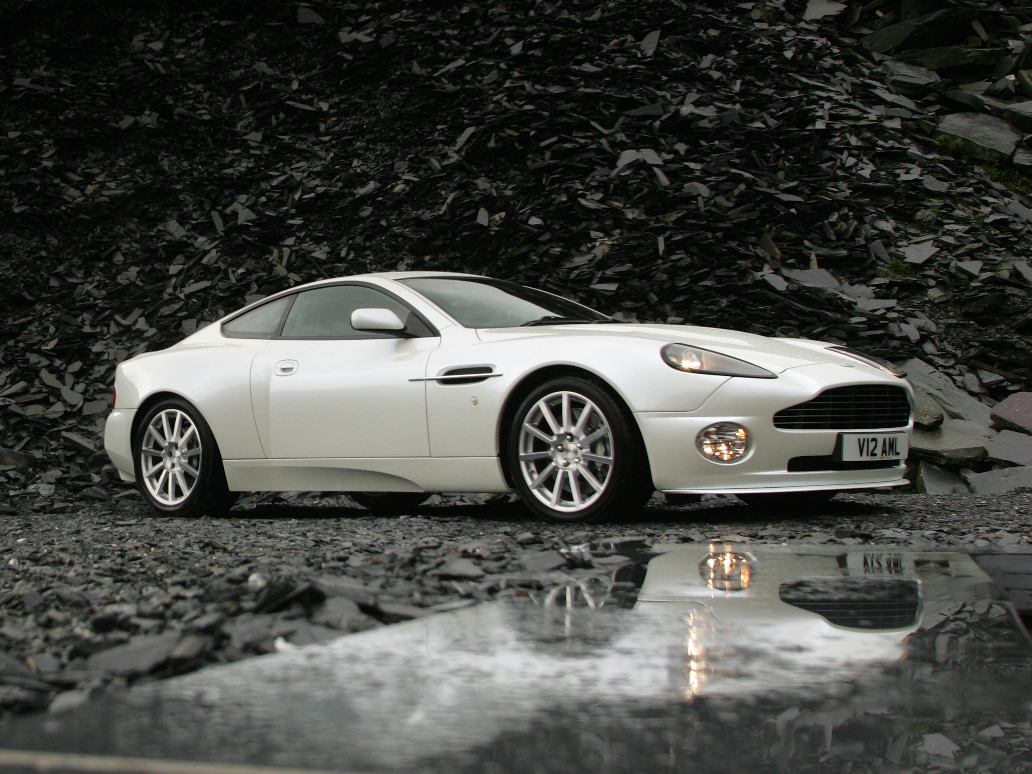 Скачать aston martin, v12, vanquish, 2004, белый, вид сбоку, астон мартин, отражение обои на рабочий стол