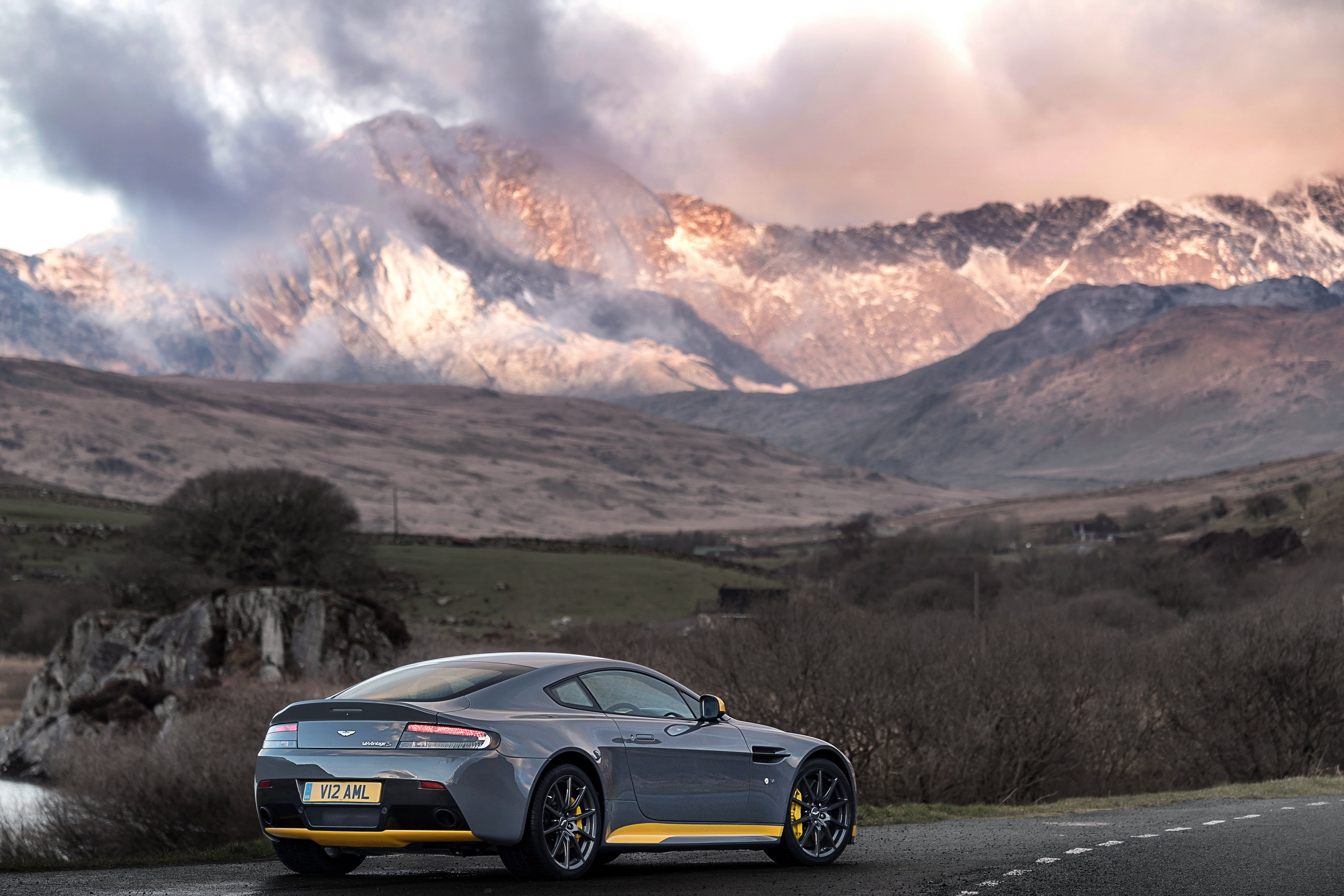 Скачать aston martin, v12, vantage s, вид сбоку, горы обои на рабочий стол