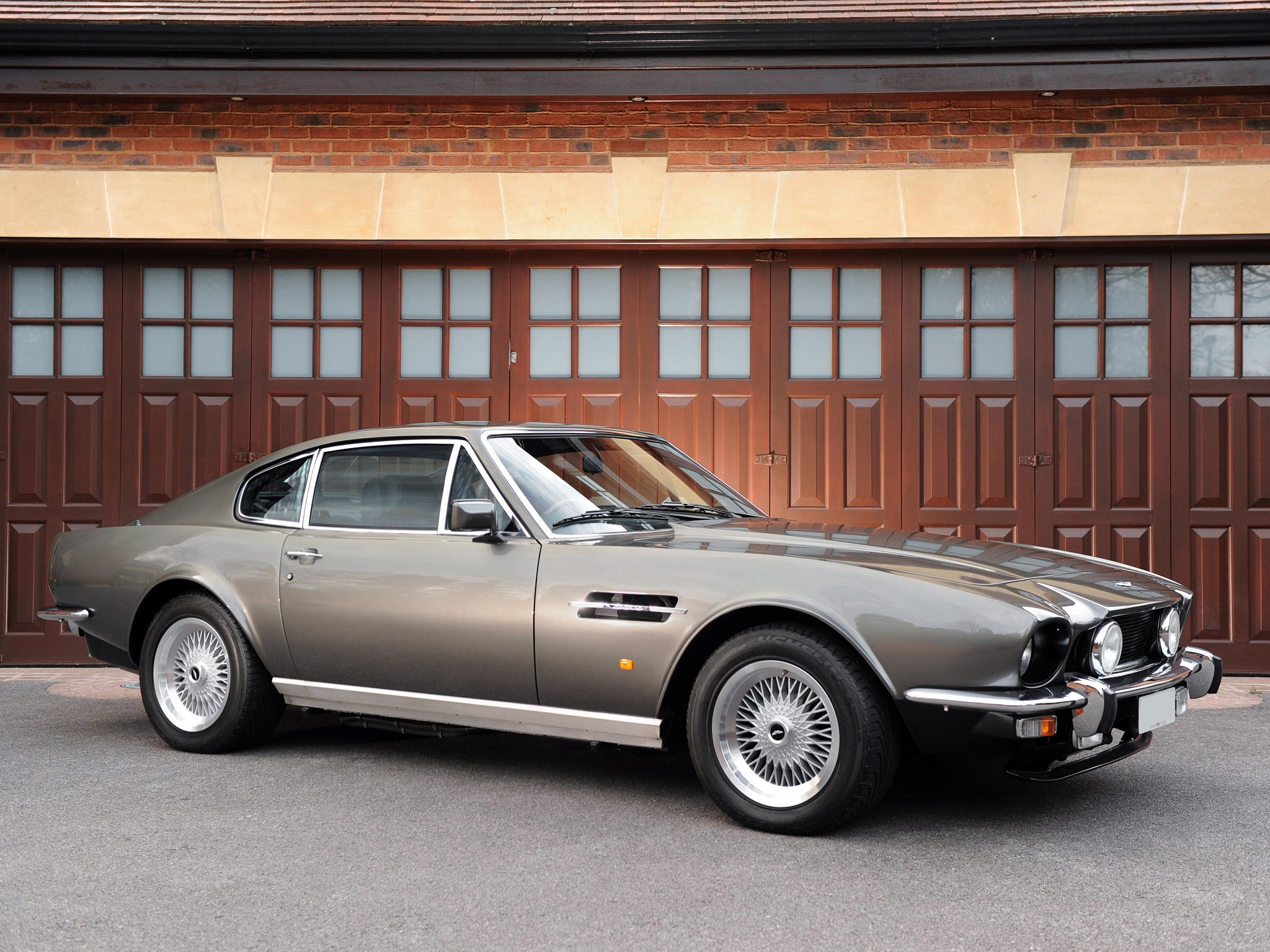 Скачать aston martin, v8, 1972, серый, вид сбоку, авто, астон мартин обои на рабочий стол