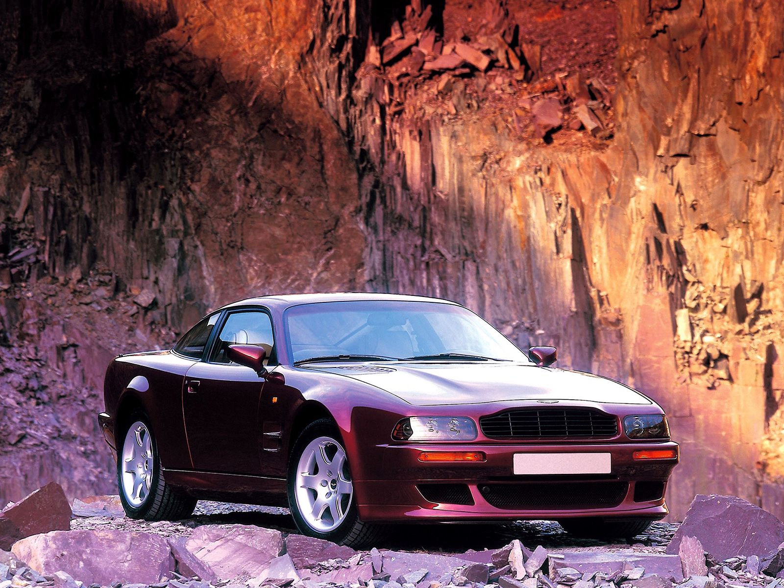 Скачать aston martin, v8, vantage, 1993, вишневый, вид спереди, стиль, астон мартин, скалы обои на рабочий стол