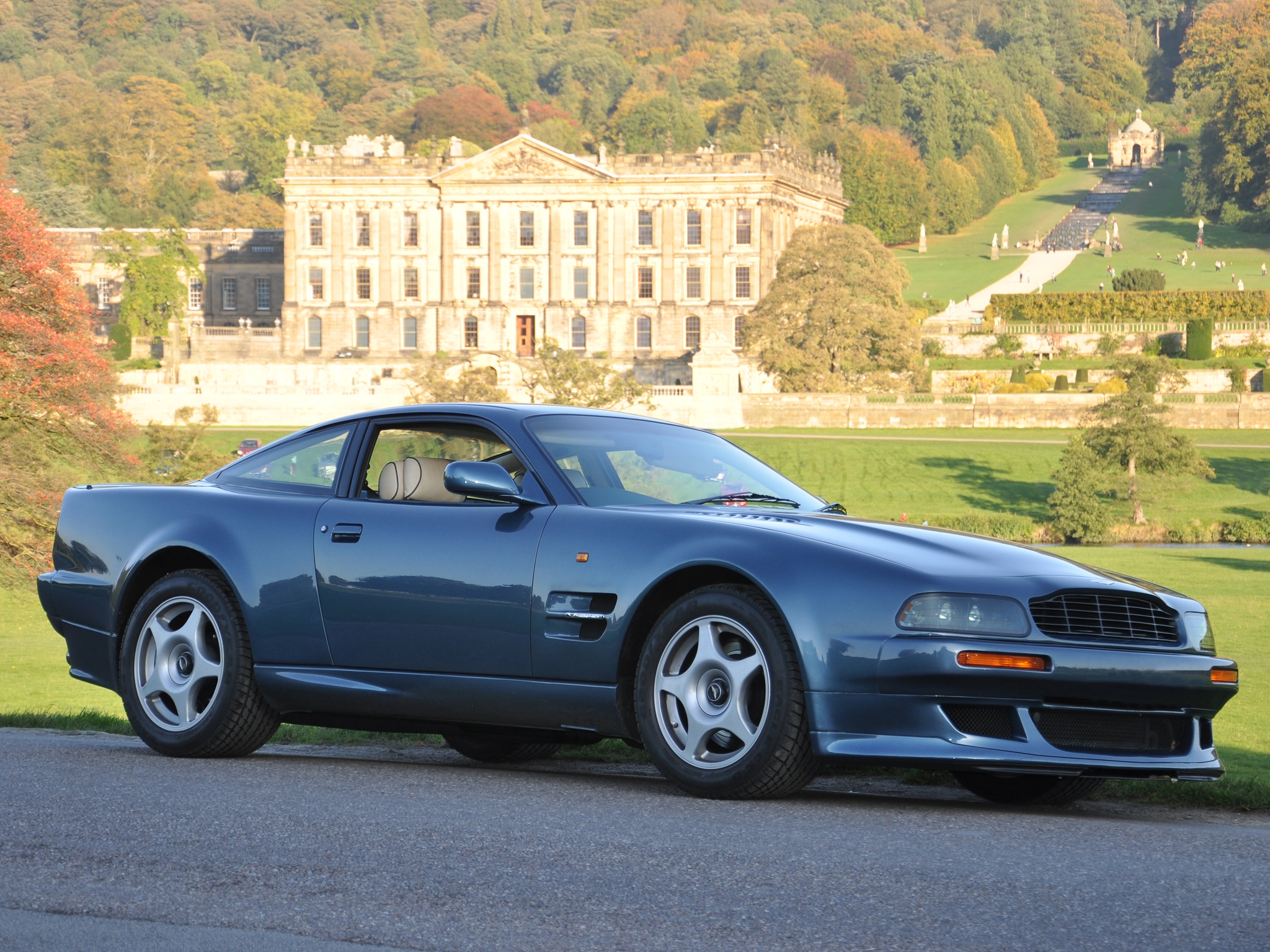 Скачать aston martin, v8, vantage, 1998, голубой, вид сбоку, авто, астон мартин, природа, деревья обои на рабочий стол