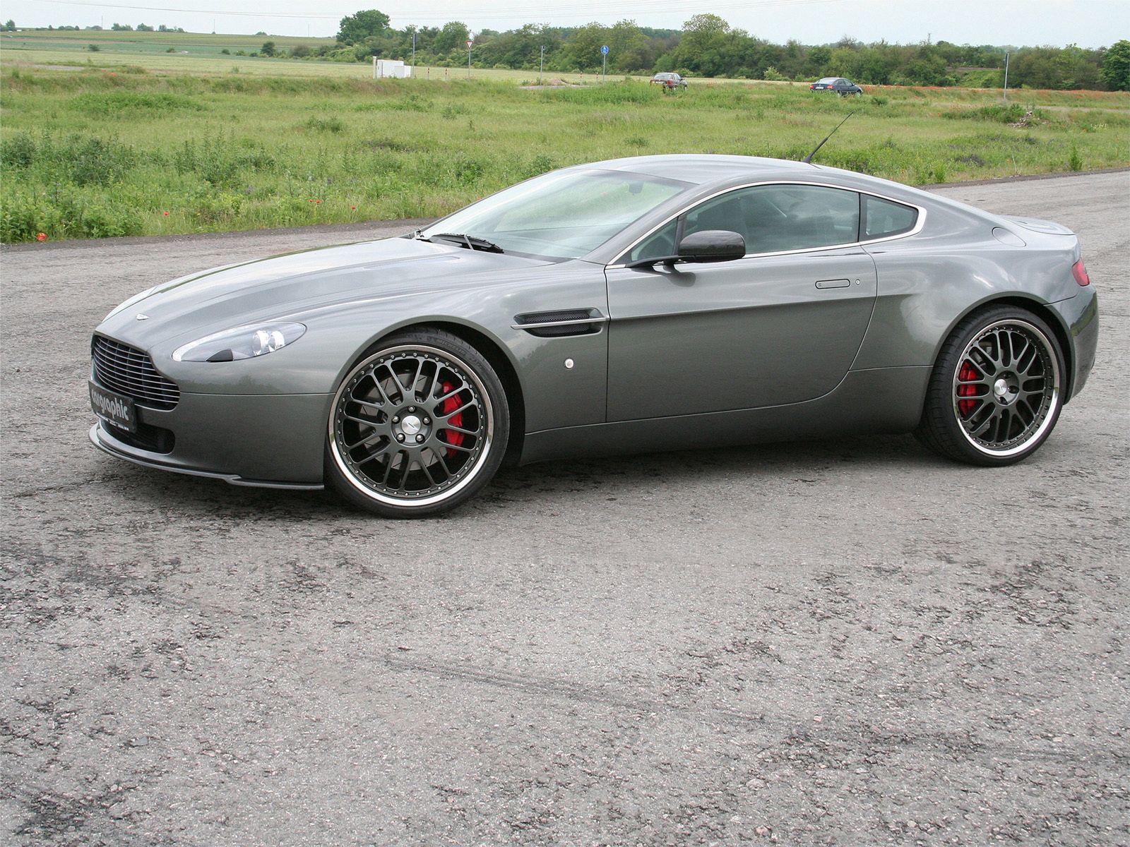 Скачать aston martin, v8, vantage, 2005, серый, вид сбоку, авто, природа обои на рабочий стол