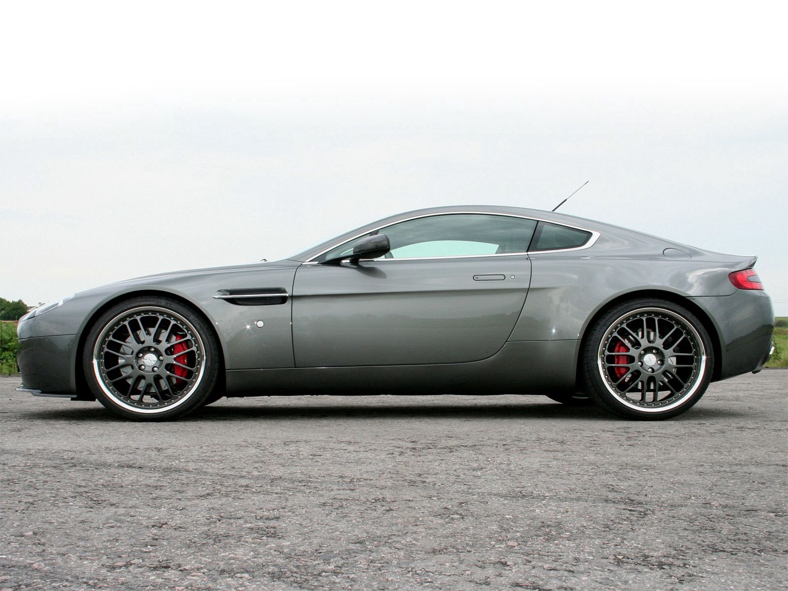 Скачать aston martin, v8, vantage, 2005, серый, вид сбоку, стиль, астон мартин, спорт обои на рабочий стол