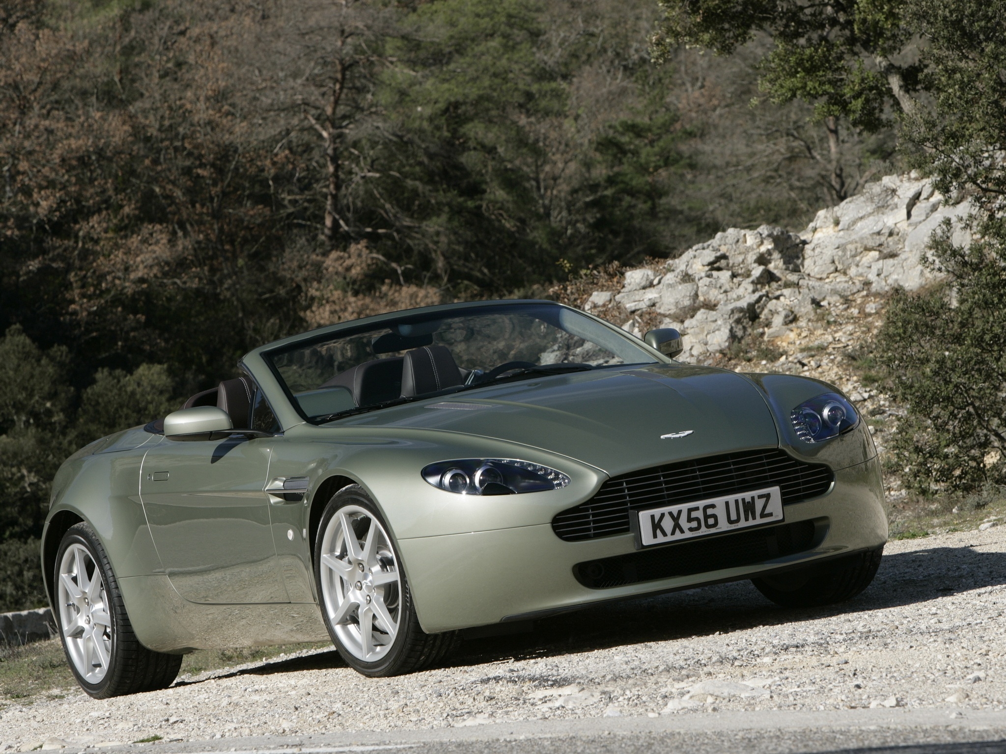 Скачать aston martin, v8, vantage, 2006, бежевый, вид сбоку, стиль, кабриолет, астон мартин, лес обои на рабочий стол