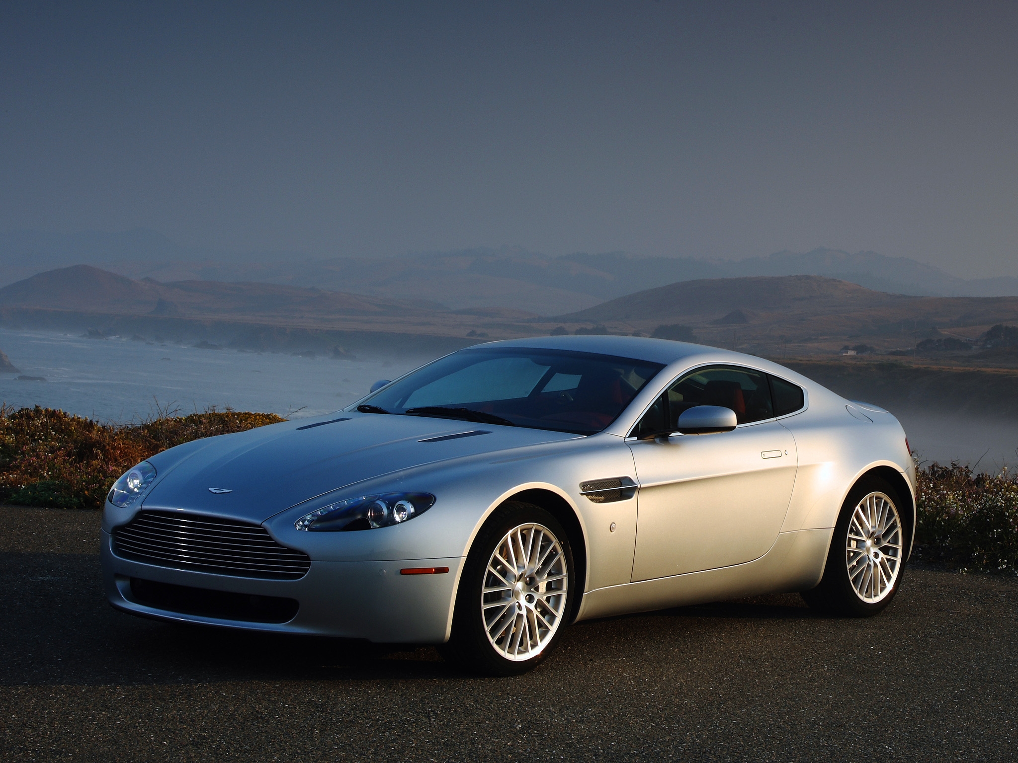 Скачать aston martin, v8, vantage, 2008, серебряный, вид сбоку, авто, астон мартин, горы обои на рабочий стол