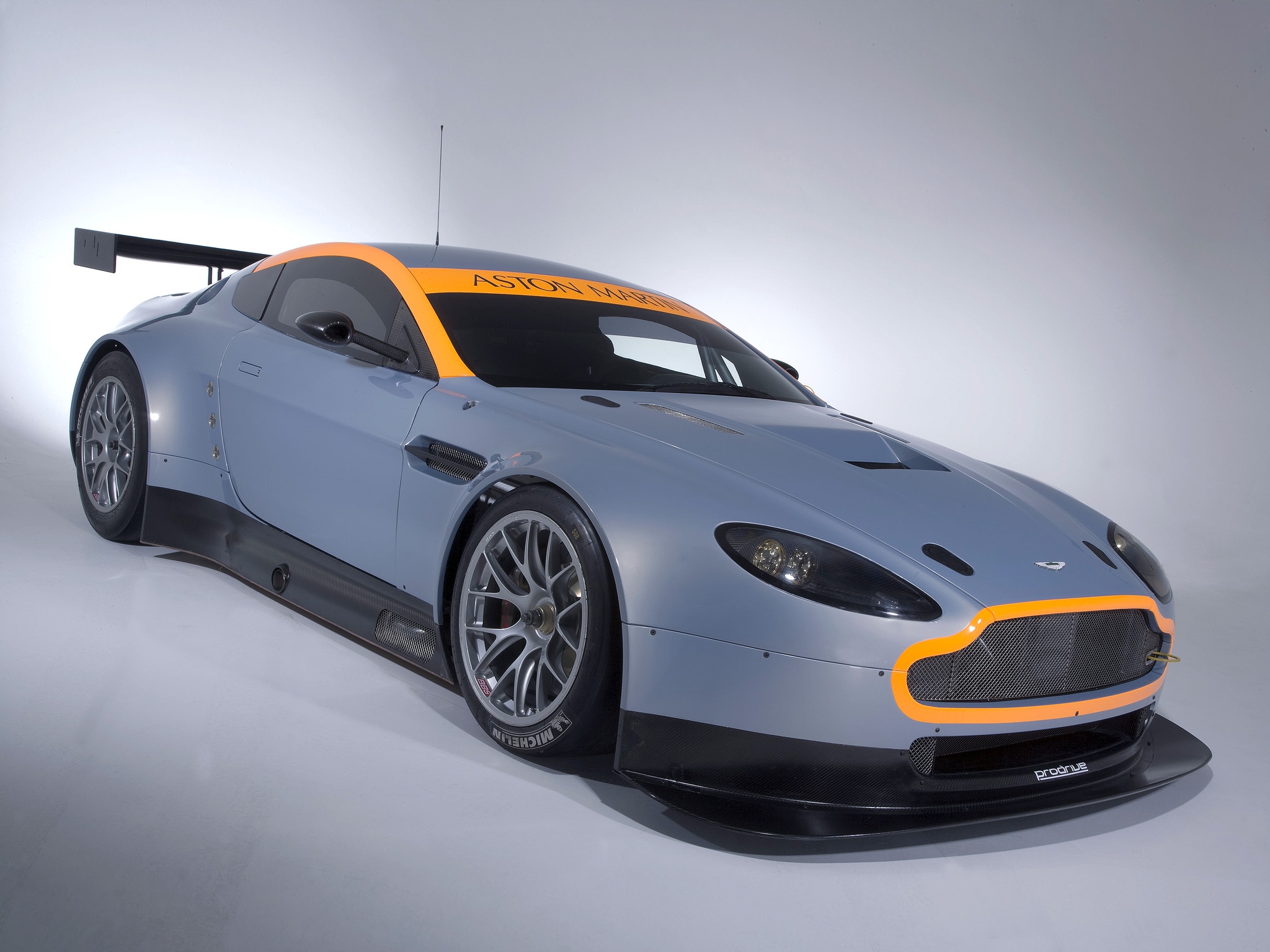 Скачать aston martin, v8, vantage, 2008, серый, вид сбоку, стиль обои на рабочий стол