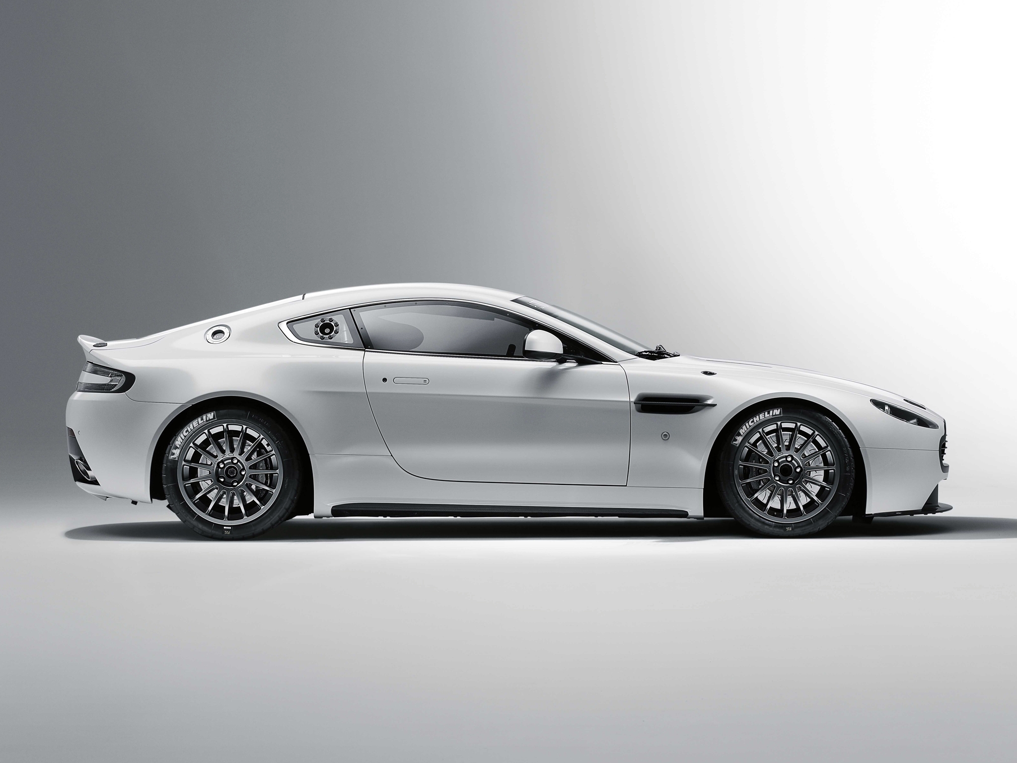 Скачать aston martin, v8, vantage, 2010, белый, вид сбоку, астон мартин, стиль обои на рабочий стол