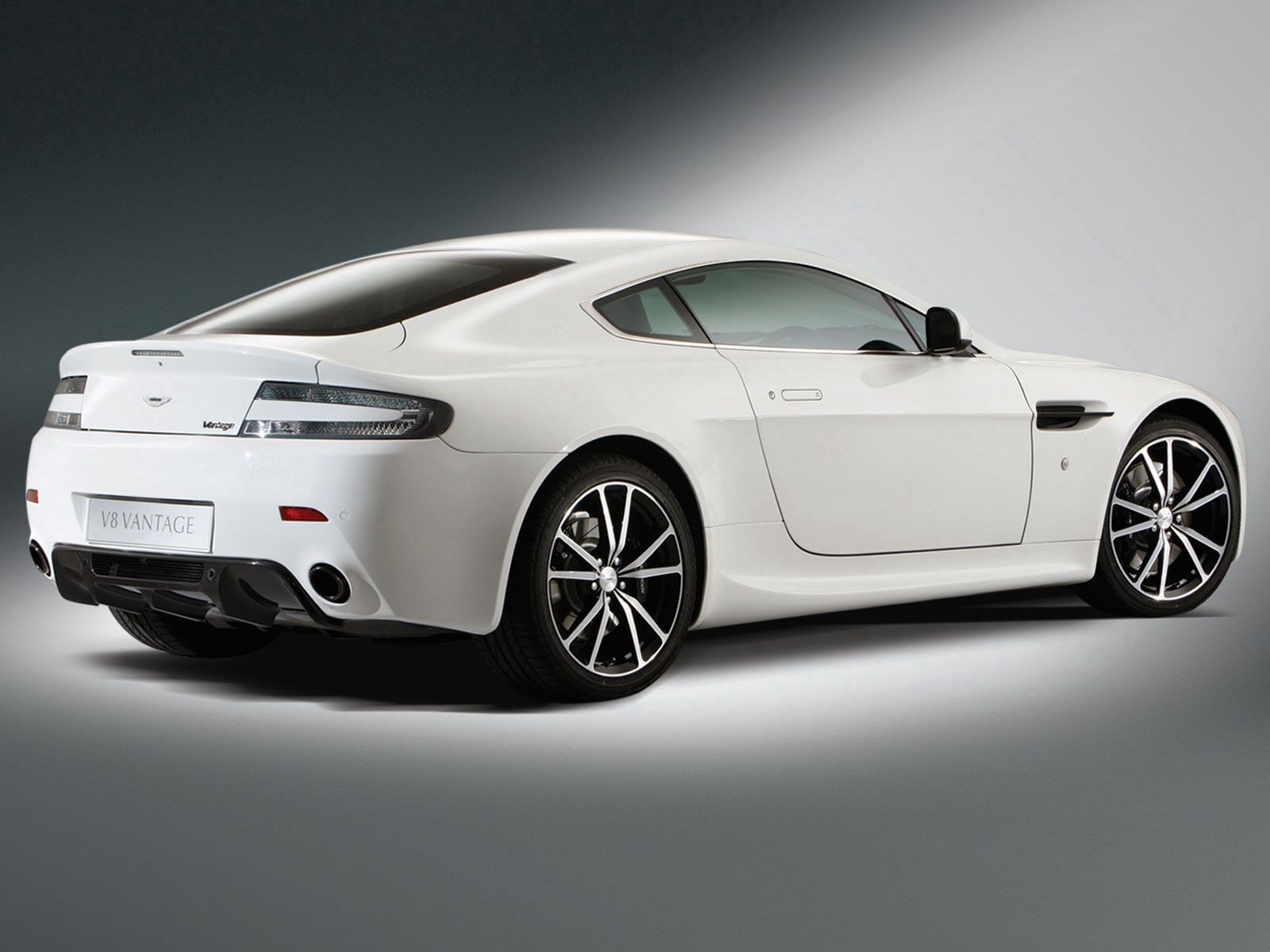 Скачать aston martin, v8, vantage, 2010, белый, вид сбоку, авто, астон мартин обои на рабочий стол