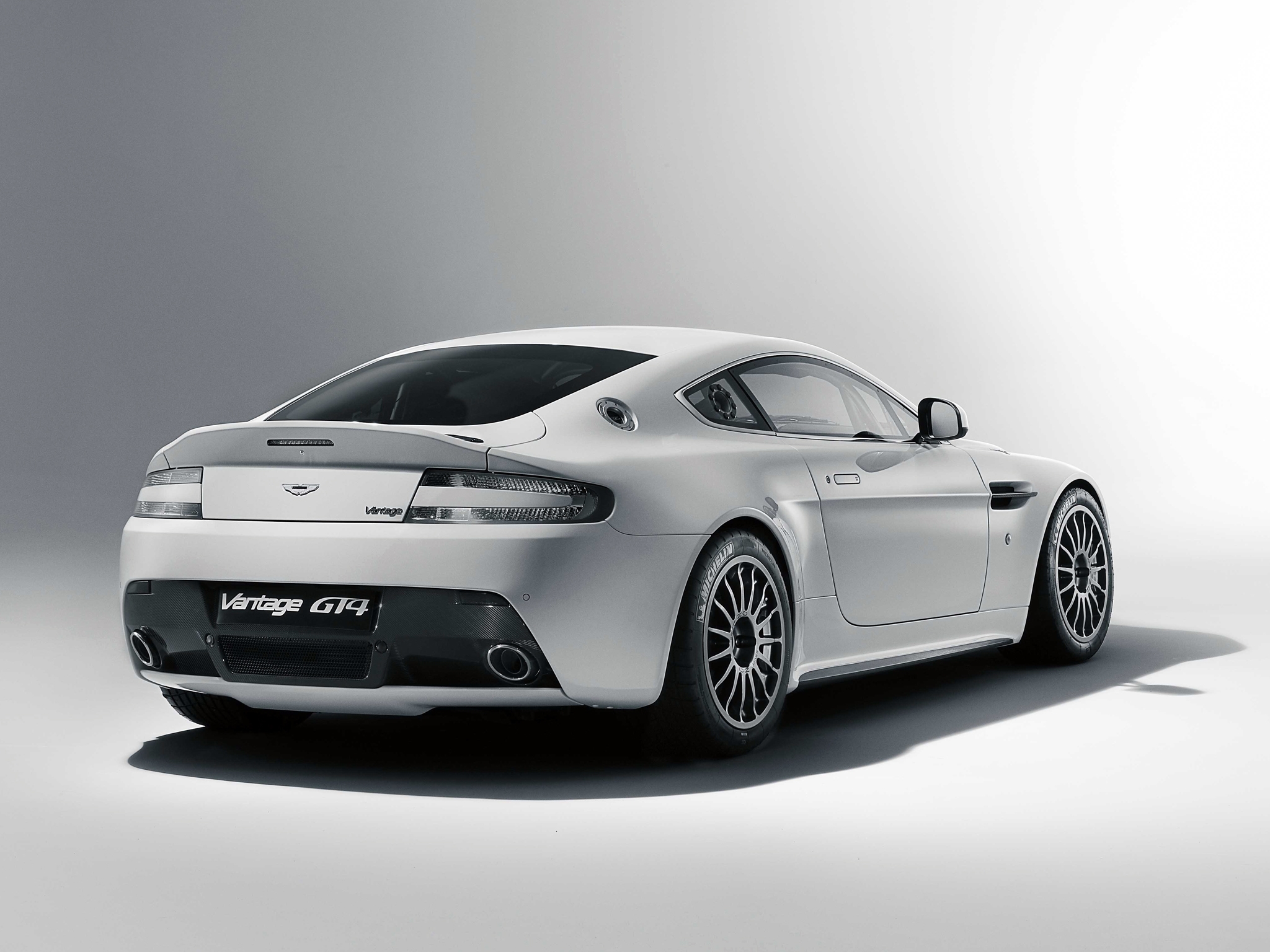 Скачать aston martin, v8, vantage, 2010, белый, вид сзади, авто, астон мартин, стиль обои на рабочий стол