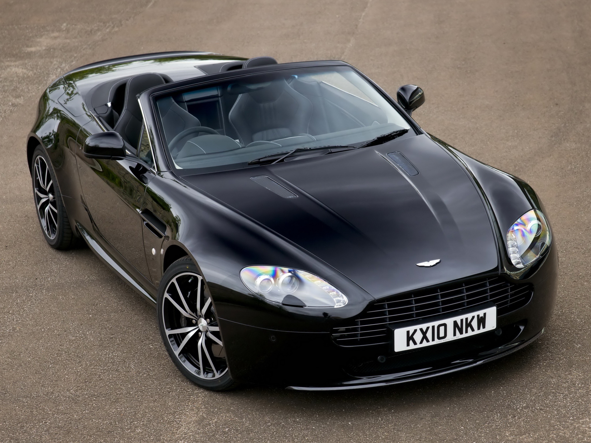 Скачать aston martin, v8, vantage, 2010, черный, вид спереди, авто, астон мартин, асфальт обои на рабочий стол