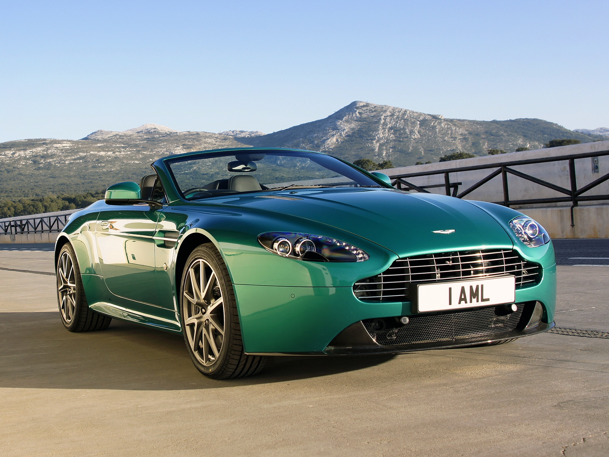 Скачать aston martin, v8, vantage, 2011, зеленый, вид спереди, стиль, астон мартин, горы обои на рабочий стол