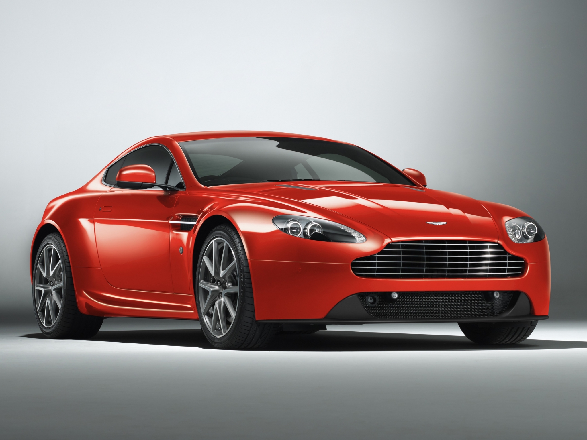 Скачать aston martin, v8, vantage, 2012, красный, вид спереди, стиль, астон мартин, авто обои на рабочий стол