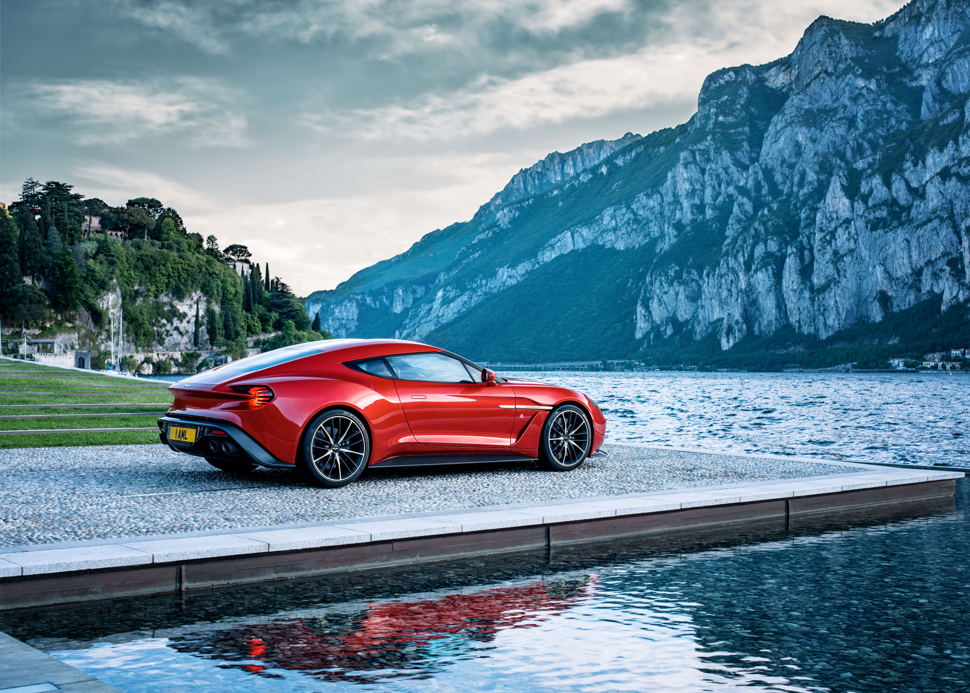 Скачать aston martin, vanquish, красный, вид сбоку, горы, озеро обои на рабочий стол