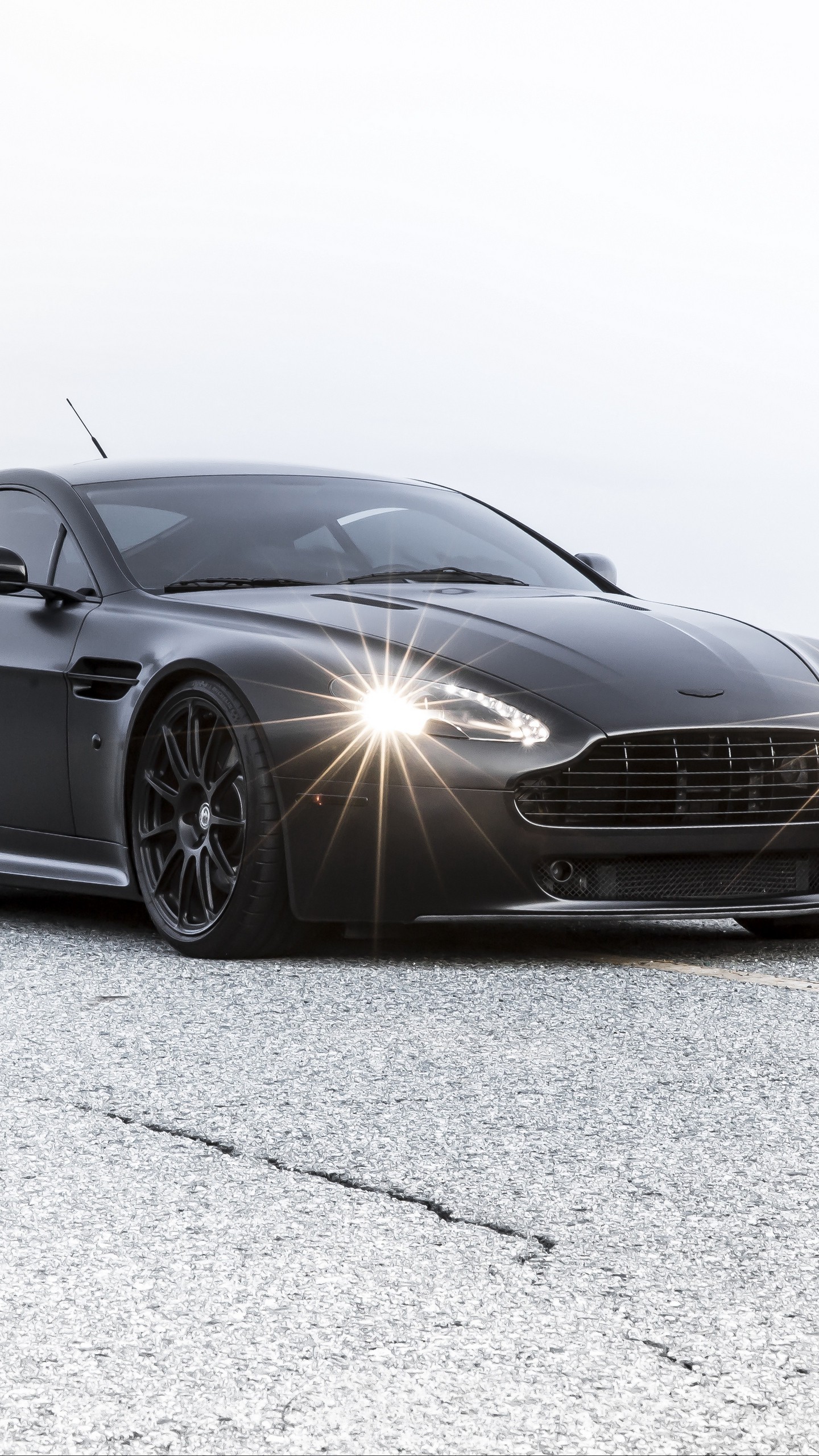 Скачать aston martin, vantage, black, астон мартин, чёрный, отбойник обои для телефона