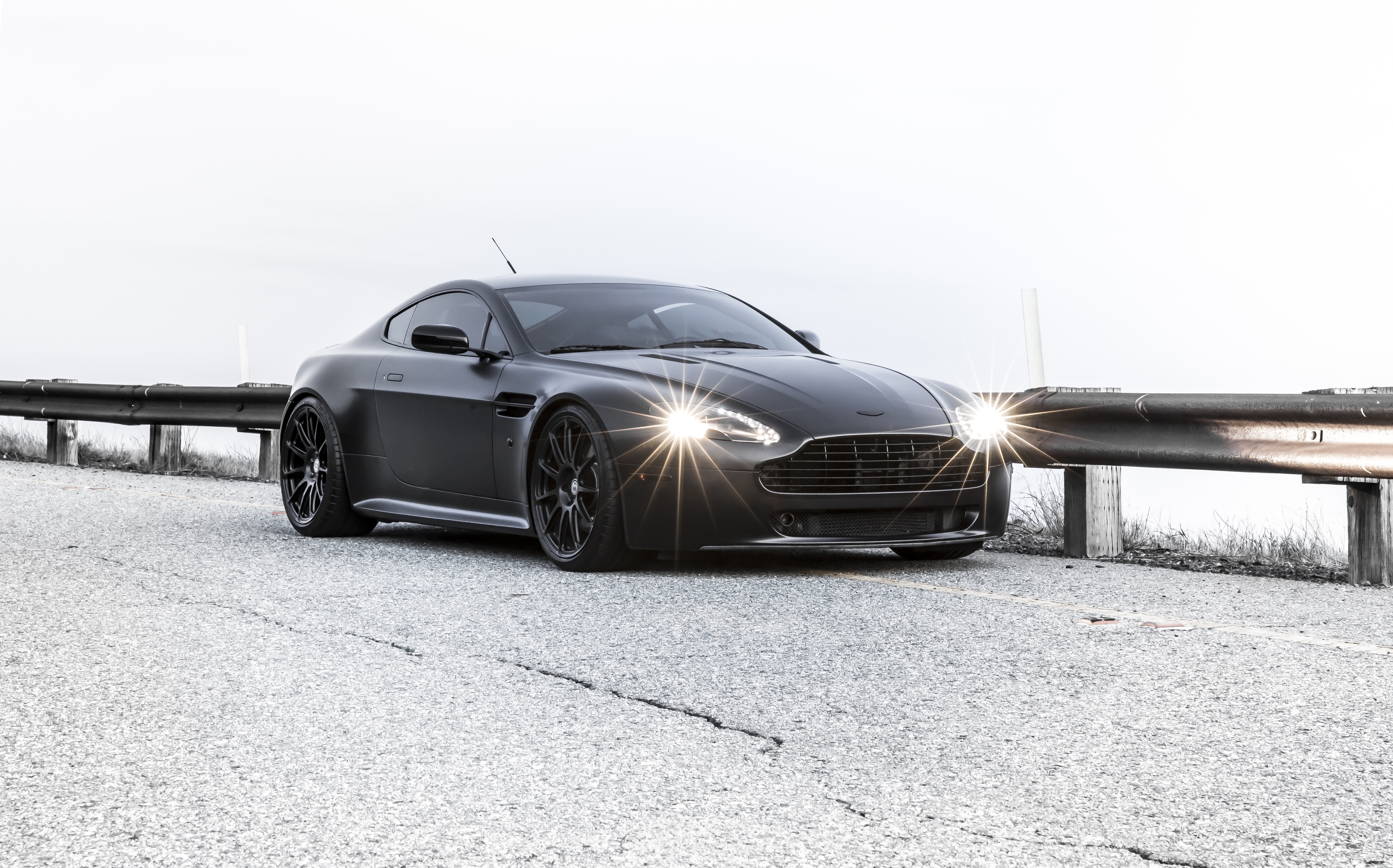 Скачать aston martin, vantage, black, астон мартин, чёрный, отбойник обои на рабочий стол