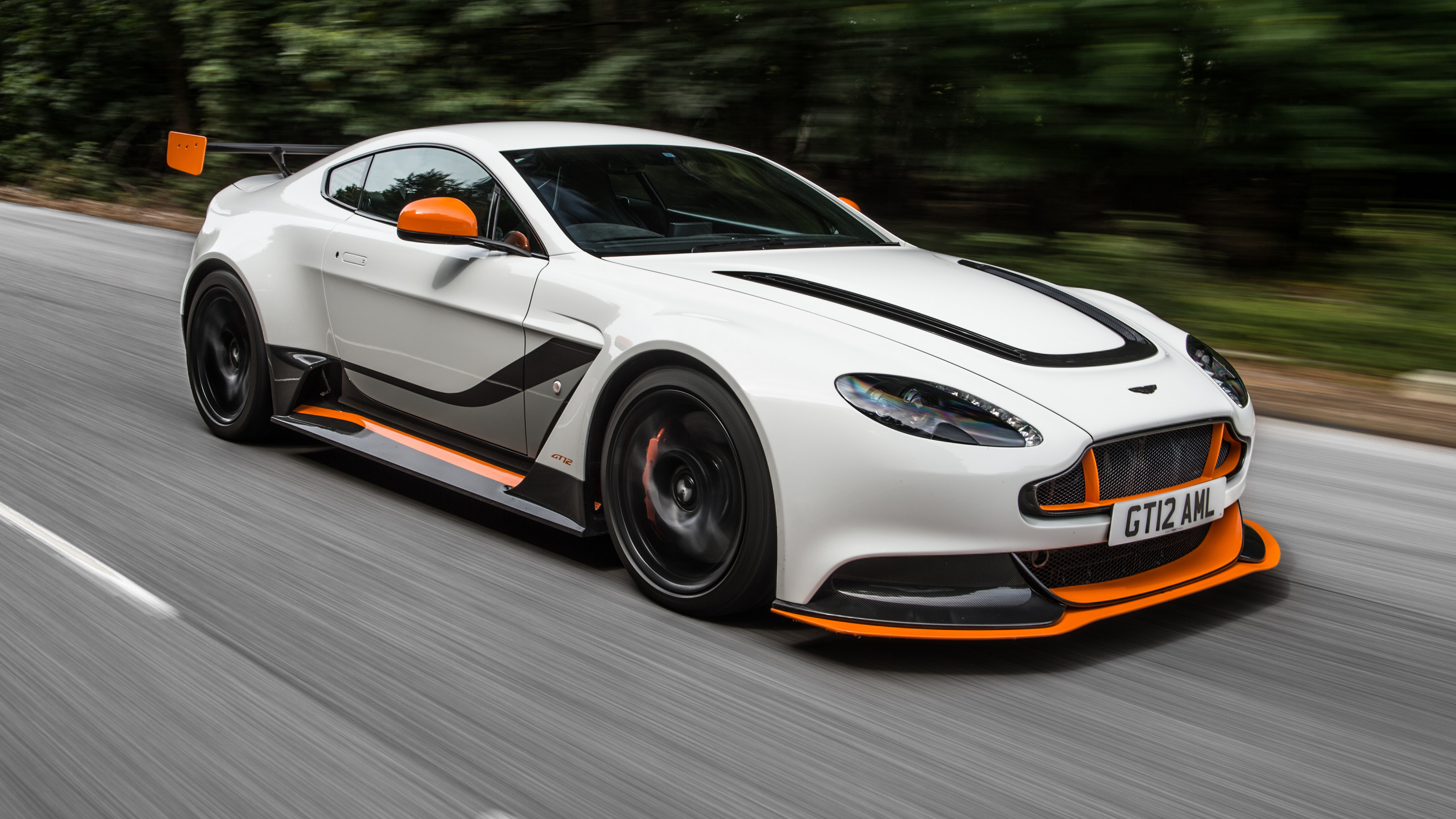 Скачать aston martin, vantage, вид сбоку, движение обои на рабочий стол