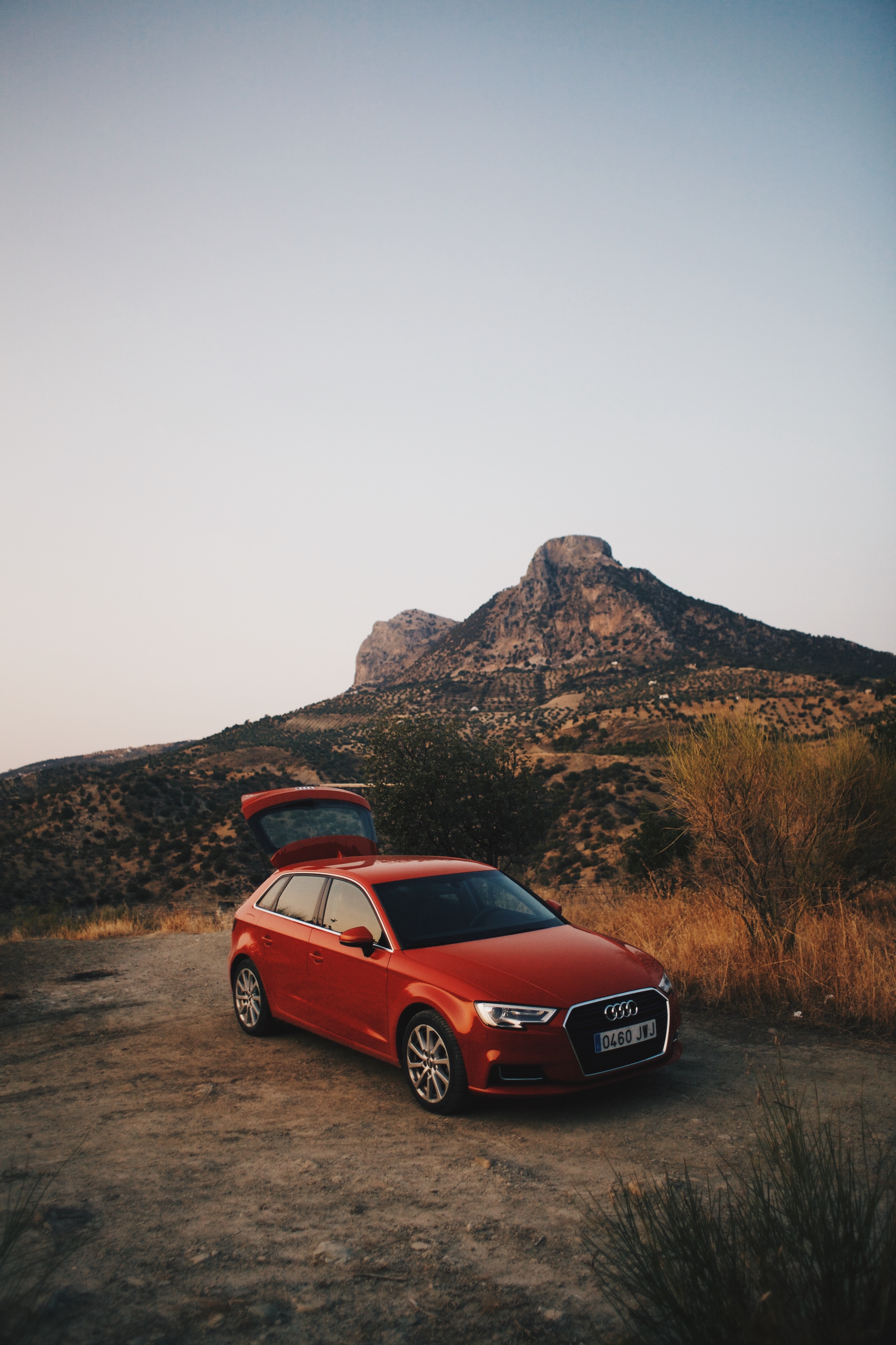 Скачать audi q5, красный, горы обои для телефона