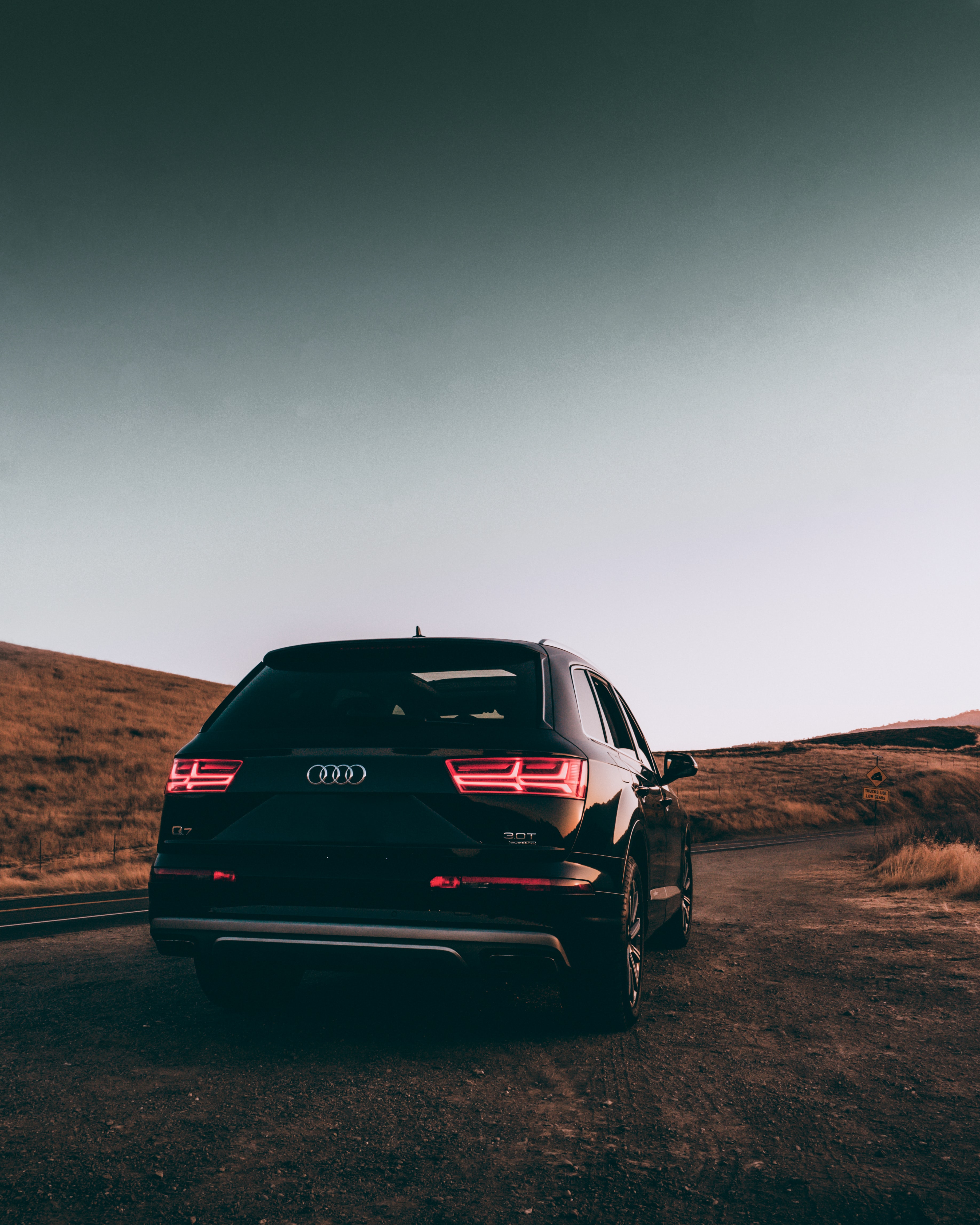 Скачать audi q7, audi, автомобиль, внедорожник, черный, дорога обои для телефона