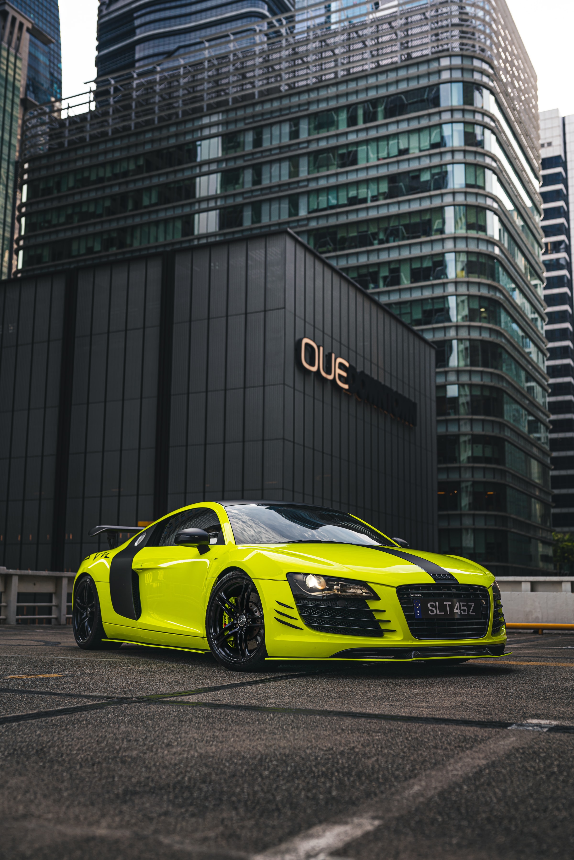 Скачать audi r8, audi, спорткар, автомобиль, желтый обои для телефона