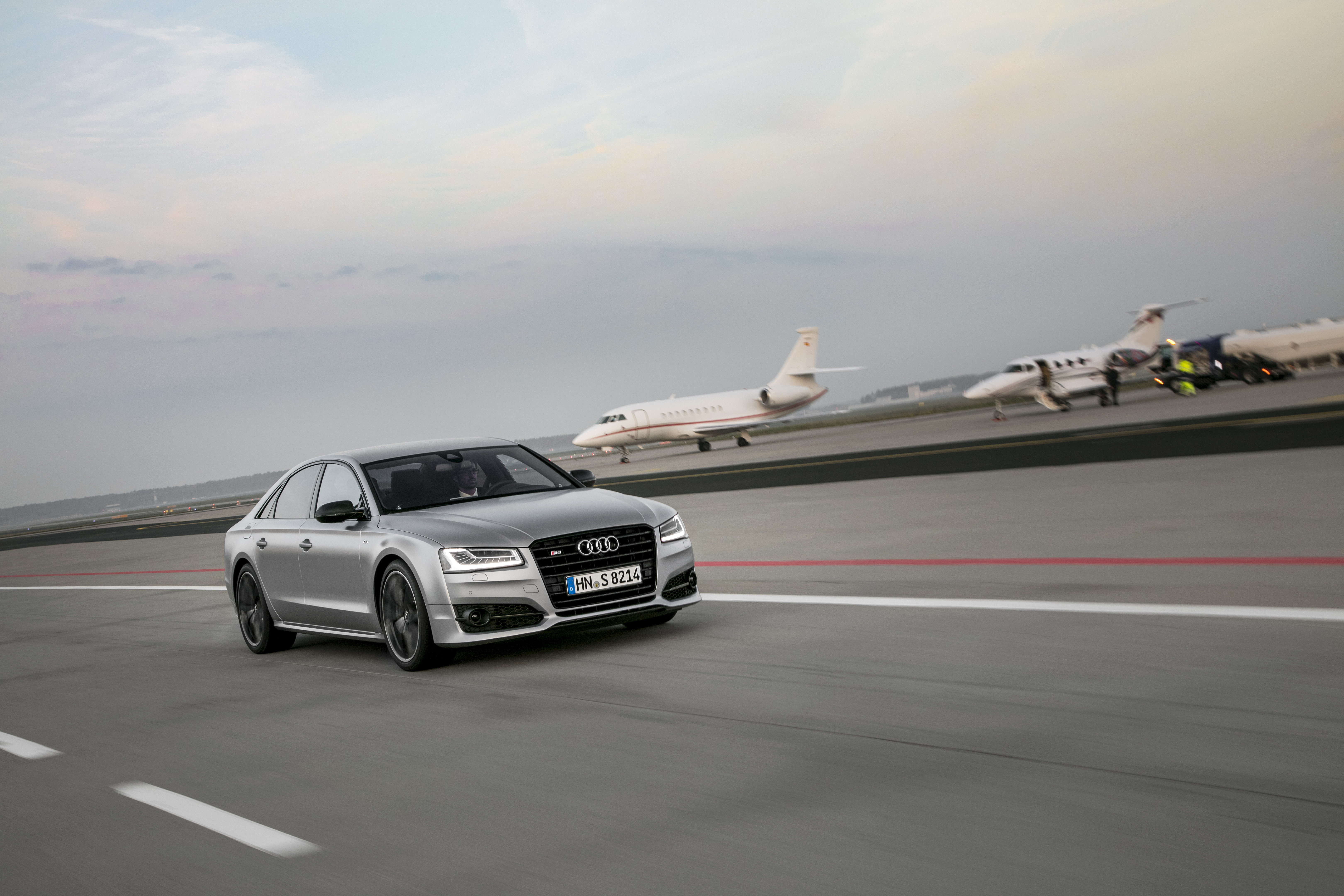 Скачать audi s8, audi, автомобиль, серый, скорость, дорога обои на рабочий стол