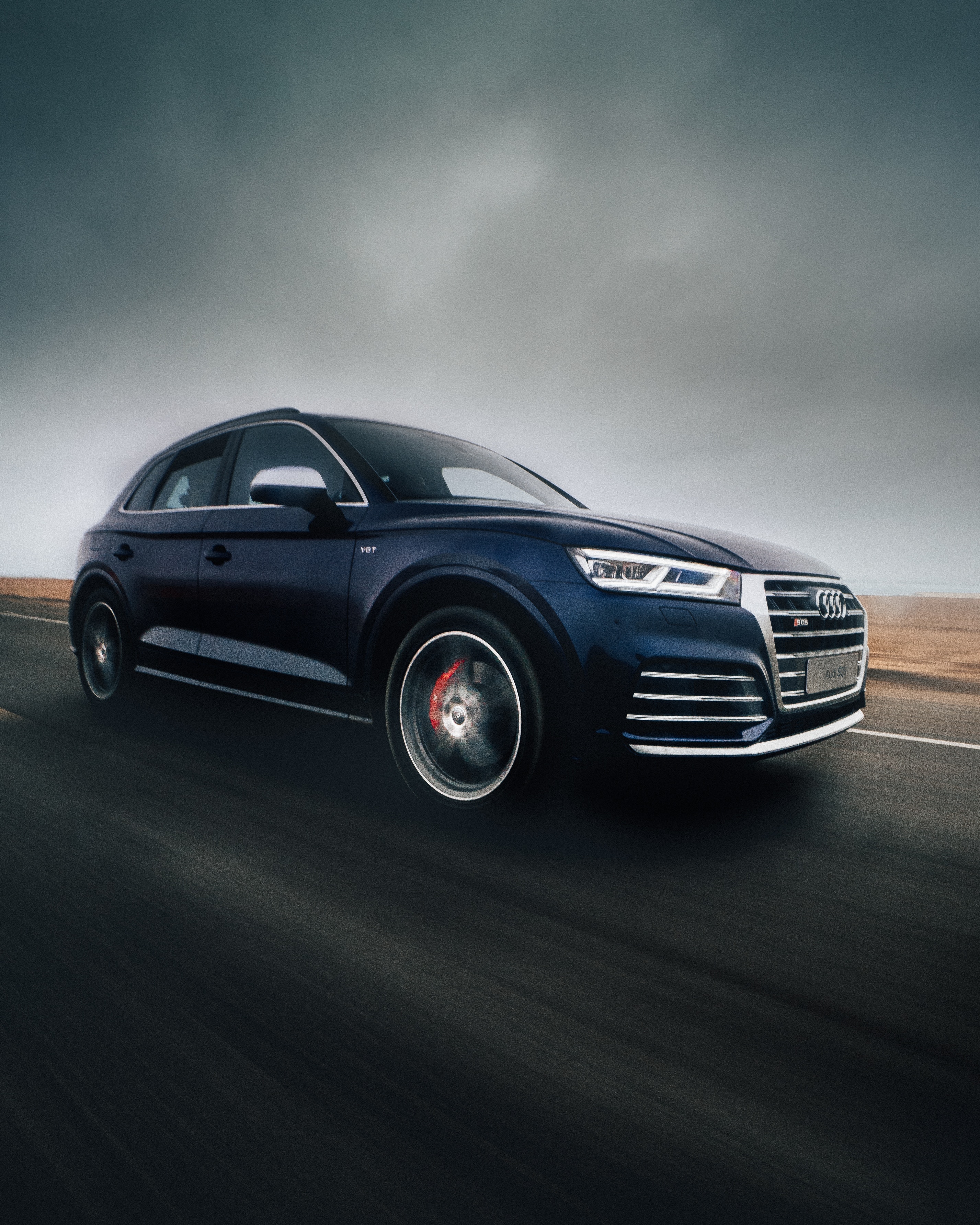 Скачать audi sq5, audi, дорога, движение, скорость обои для телефона