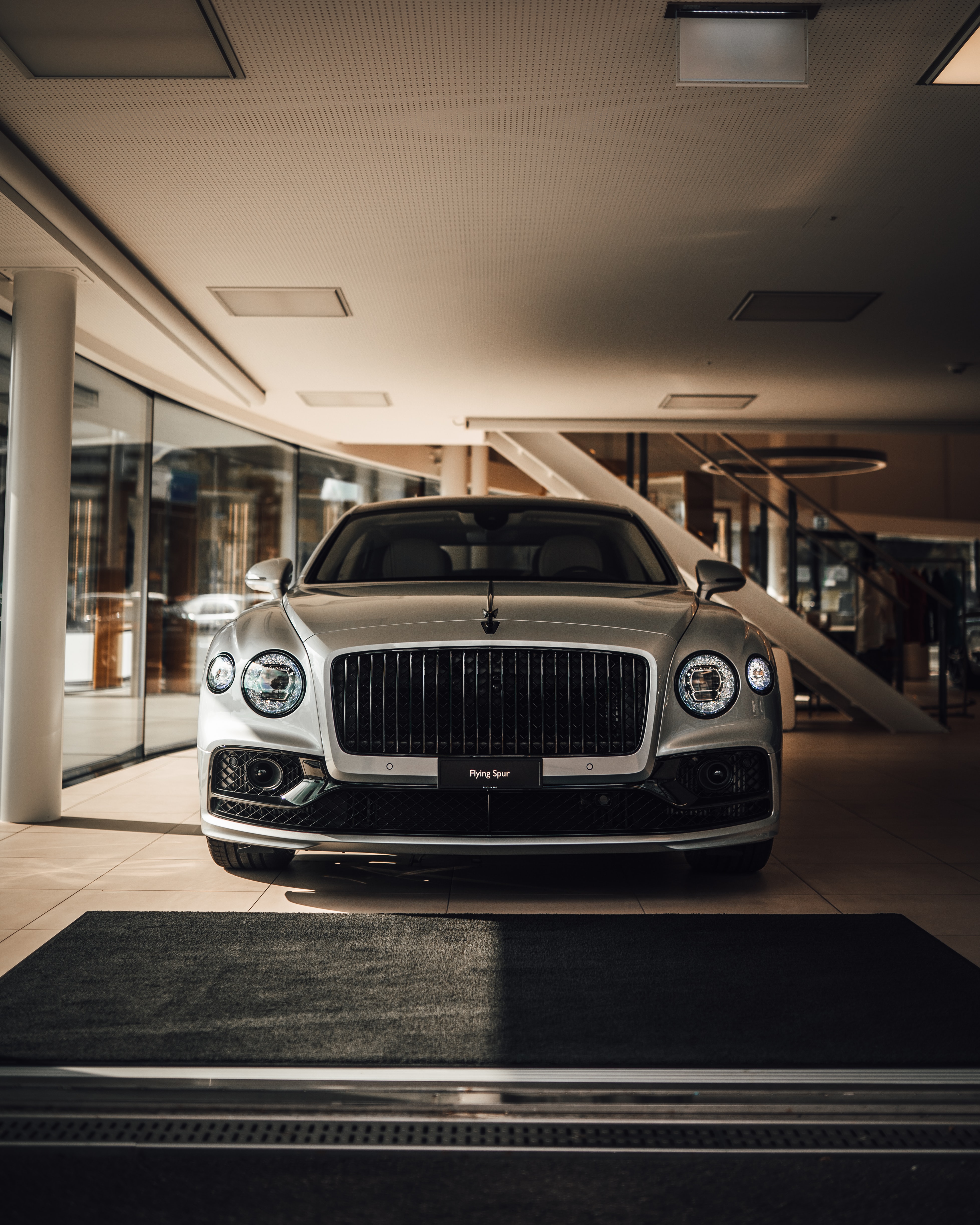 Скачать bentley flying spur, bentley, автомобиль, серый, вид спереди обои для телефона