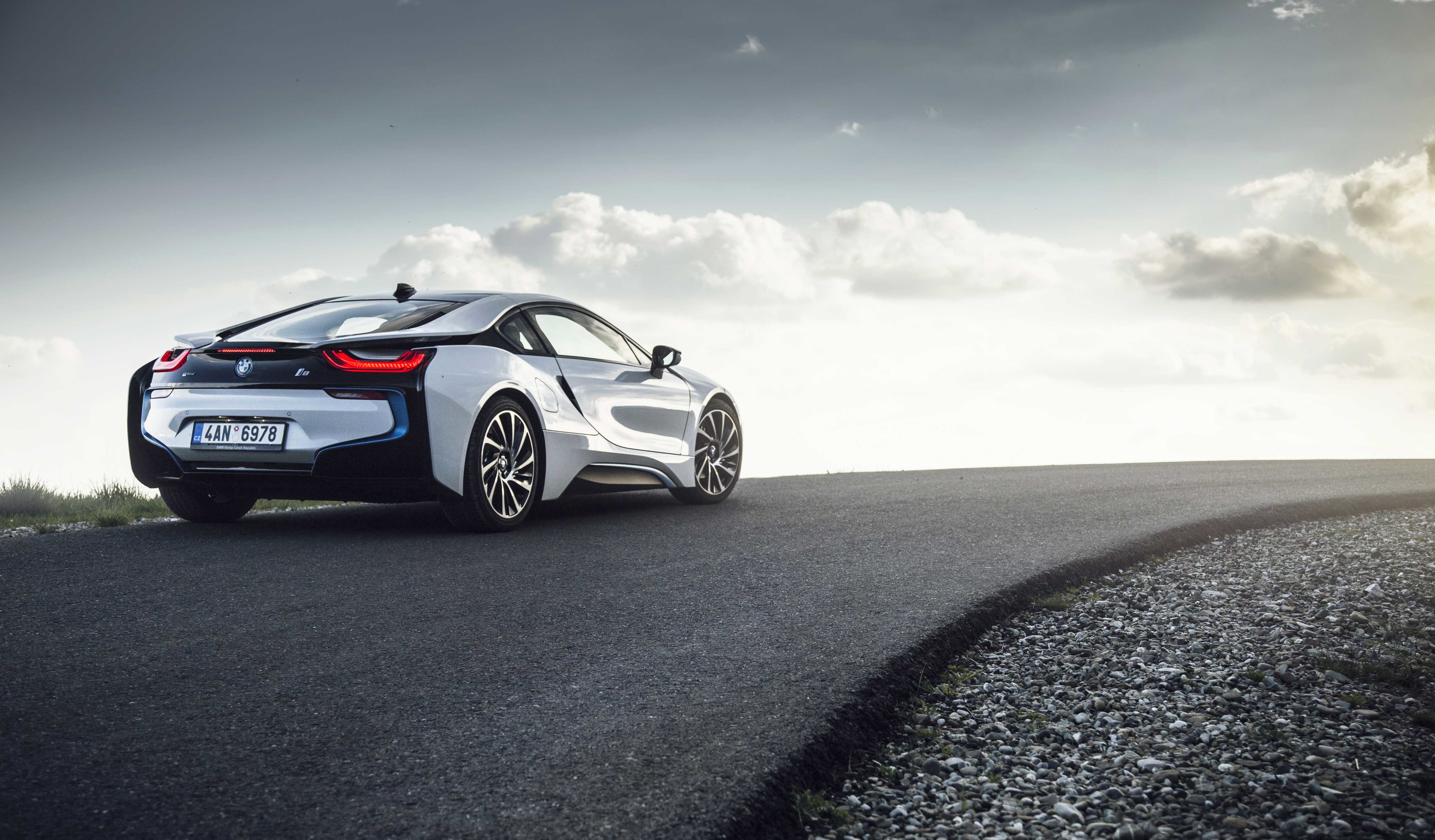 Скачать bmw i8, вид сзади, дорога обои на рабочий стол