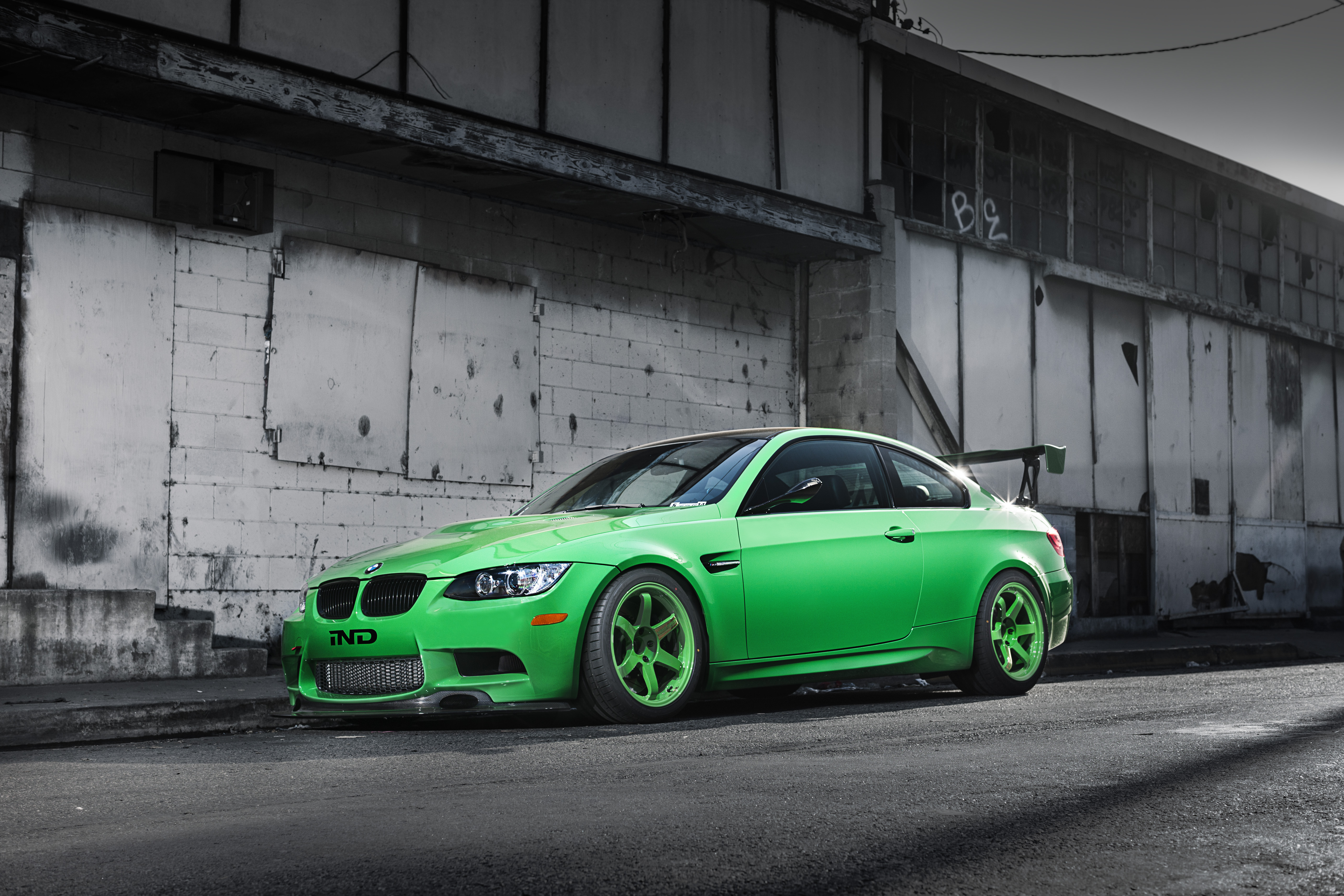 Скачать bmw, m3, e92, green, бмв, зеленый, вид сбоку, антикрыло, тень, здание обои на рабочий стол