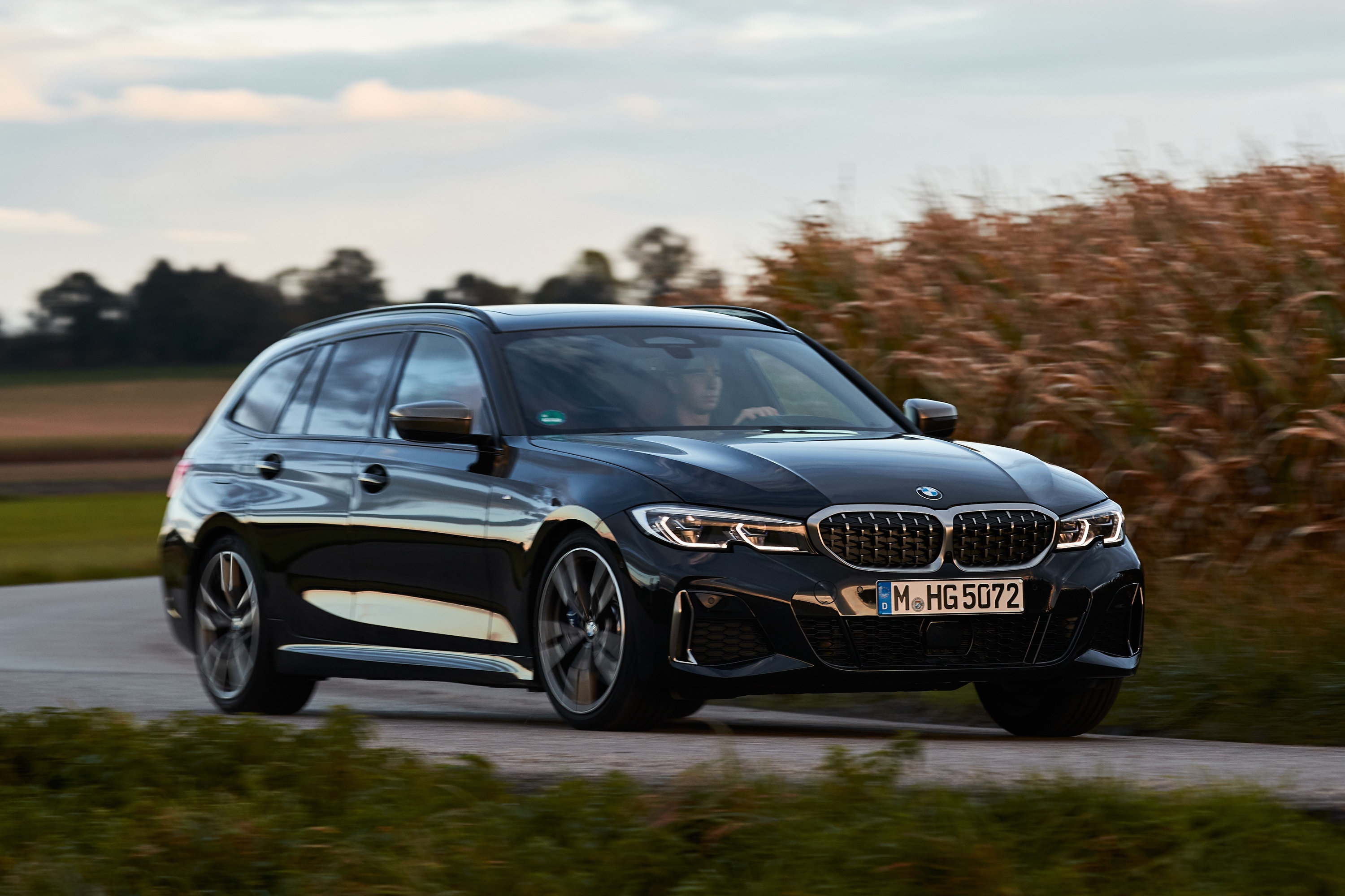 Скачать BMW M340i xDrive Touring обои на рабочий стол