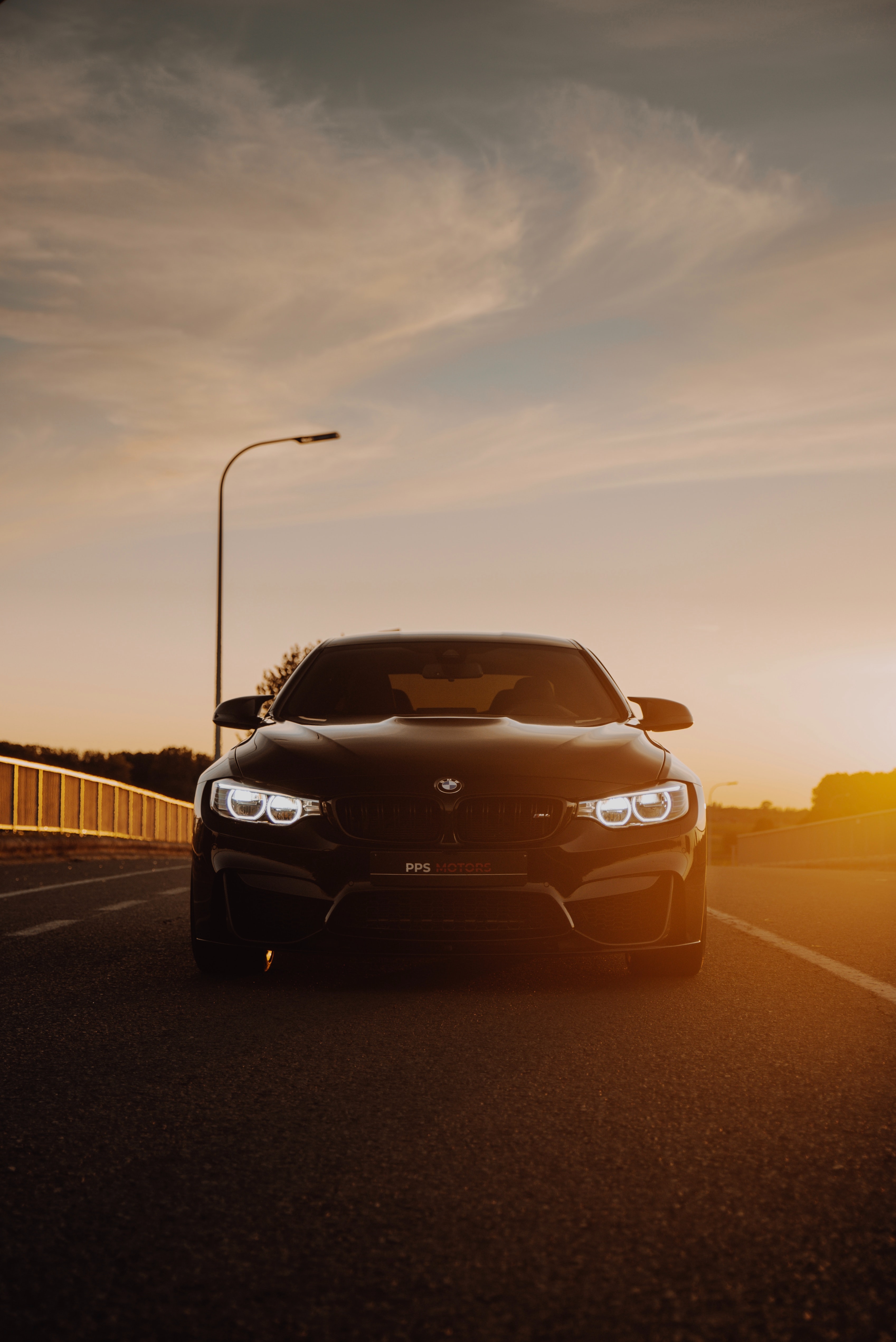 Скачать bmw m4, bmw, автомобиль, спорткар, вид спереди, лучи обои для телефона