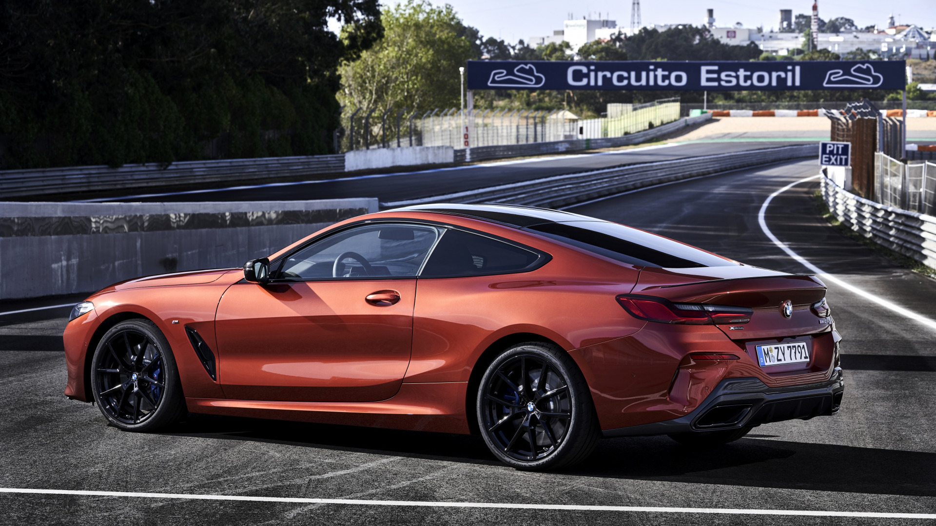 Скачать BMW M850i xDrive обои на рабочий стол